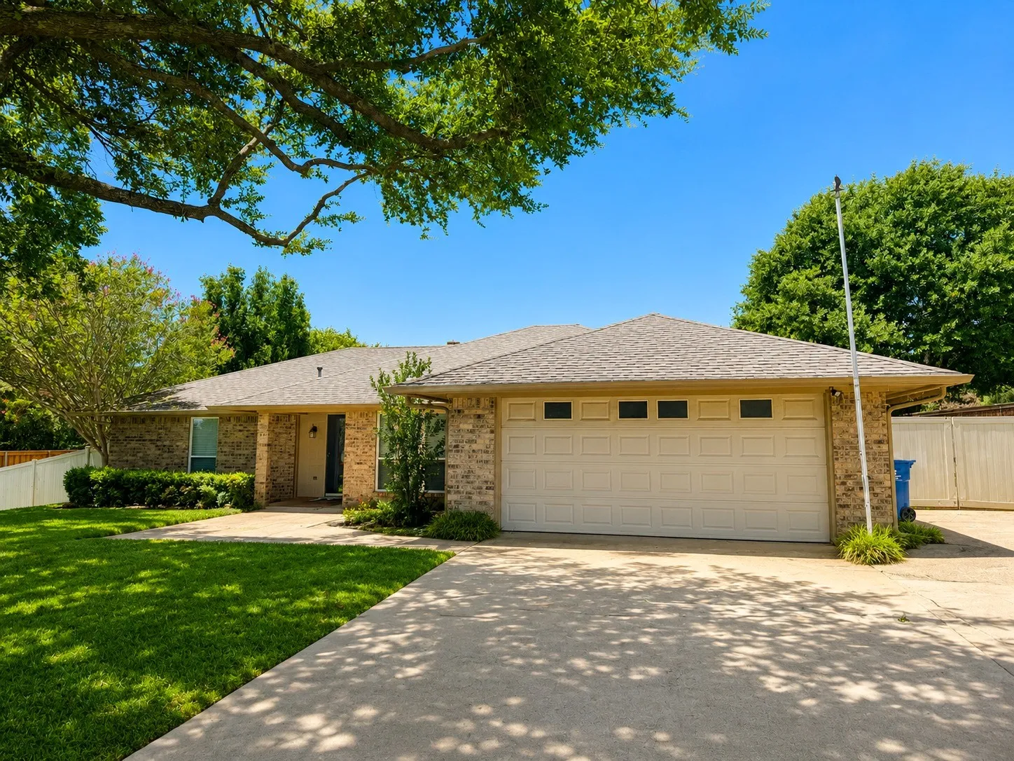 Single Family Residence For Sale in Tarrant County , 3313 Lakeview Drive, Grapevine, Texas 76051, 3 Bedroom, 2 Bathroom, 2 Garage spaces, 1,827 Sqft, built in 1979, mls#21357935, Real Estate Agent in Grapevine, Homes For Sale in Tarrant county, Homes For Sale in Grapevine, Realtor in Grapevine Texas, Real Estate Brokerage Independent Realty Texas, Luminita Cordes Realtor