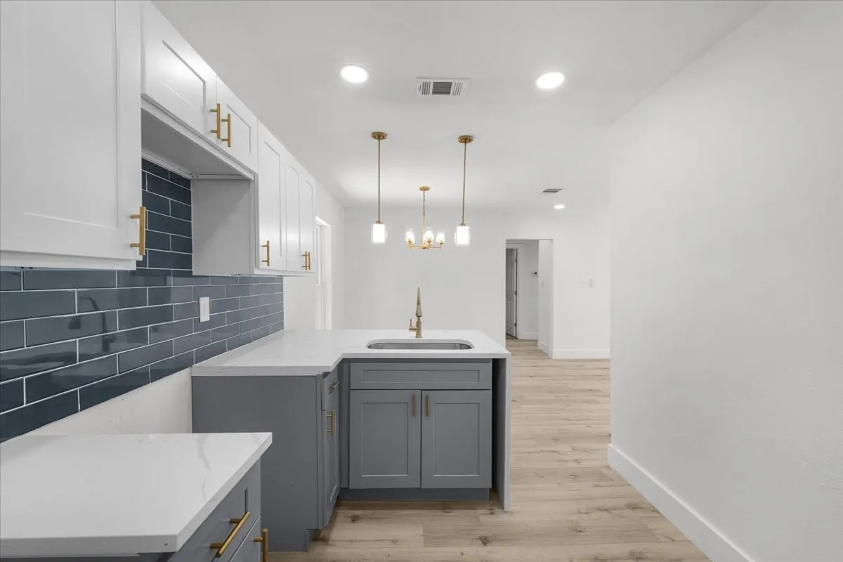 Single Family Residence For Sale in Tarrant County , 701 Chicago Avenue, Fort Worth, Texas 76103, 3 Bedroom, 2 Bathroom, Garage spaces, 1,034 Sqft, built in 1946, mls#21357883, Real Estate Agent in Fort Worth, Homes For Sale in Tarrant county, Homes For Sale in Fort Worth, Realtor in Fort Worth Texas, Real Estate Brokerage Independent Realty Texas, Luminita Cordes Realtor