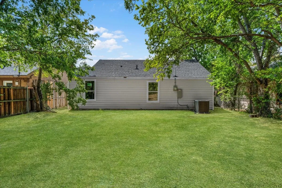 Single Family Residence For Sale in Tarrant County , 701 Chicago Avenue, Fort Worth, Texas 76103, 3 Bedroom, 2 Bathroom, Garage spaces, 1,034 Sqft, built in 1946, mls#21357883, Real Estate Agent in Fort Worth, Homes For Sale in Tarrant county, Homes For Sale in Fort Worth, Realtor in Fort Worth Texas, Real Estate Brokerage Independent Realty Texas, Luminita Cordes Realtor
