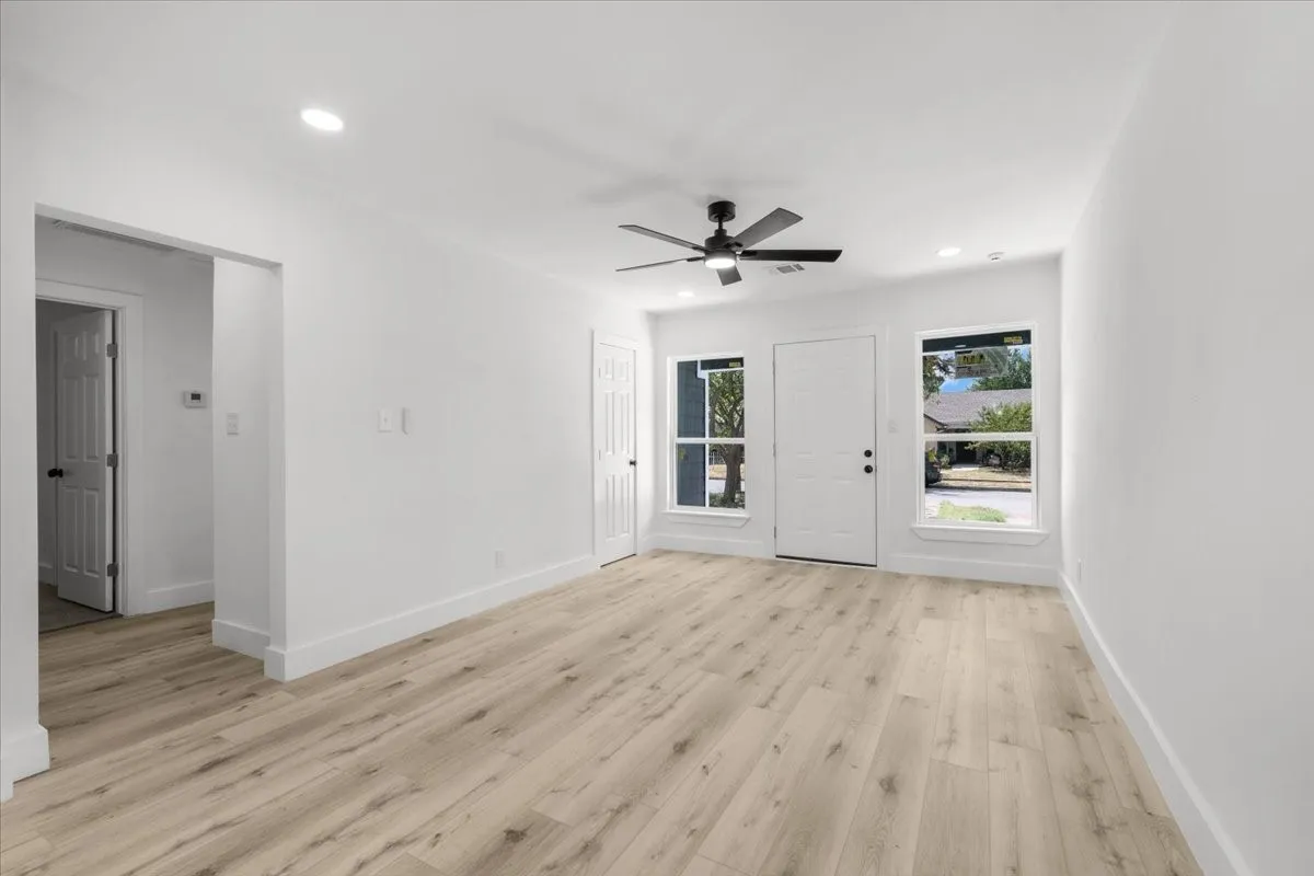 Single Family Residence For Sale in Tarrant County , 701 Chicago Avenue, Fort Worth, Texas 76103, 3 Bedroom, 2 Bathroom, Garage spaces, 1,034 Sqft, built in 1946, mls#21357883, Real Estate Agent in Fort Worth, Homes For Sale in Tarrant county, Homes For Sale in Fort Worth, Realtor in Fort Worth Texas, Real Estate Brokerage Independent Realty Texas, Luminita Cordes Realtor