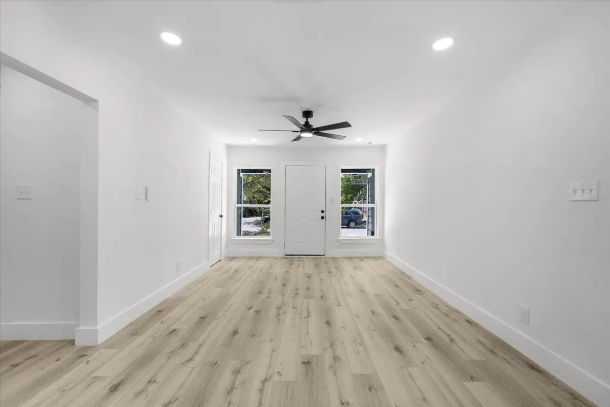 Single Family Residence For Sale in Tarrant County , 701 Chicago Avenue, Fort Worth, Texas 76103, 3 Bedroom, 2 Bathroom, Garage spaces, 1,034 Sqft, built in 1946, mls#21357883, Real Estate Agent in Fort Worth, Homes For Sale in Tarrant county, Homes For Sale in Fort Worth, Realtor in Fort Worth Texas, Real Estate Brokerage Independent Realty Texas, Luminita Cordes Realtor