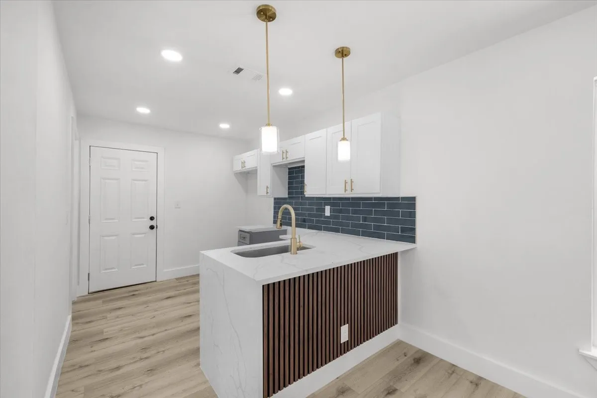 Single Family Residence For Sale in Tarrant County , 701 Chicago Avenue, Fort Worth, Texas 76103, 3 Bedroom, 2 Bathroom, Garage spaces, 1,034 Sqft, built in 1946, mls#21357883, Real Estate Agent in Fort Worth, Homes For Sale in Tarrant county, Homes For Sale in Fort Worth, Realtor in Fort Worth Texas, Real Estate Brokerage Independent Realty Texas, Luminita Cordes Realtor