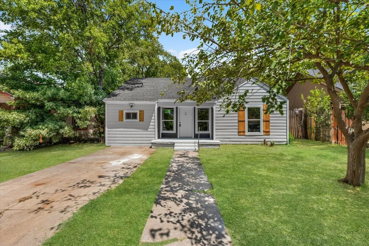 Single Family Residence For Sale in Tarrant County , 701 Chicago Avenue, Fort Worth, Texas 76103, 3 Bedroom, 2 Bathroom, Garage spaces, 1,034 Sqft, built in 1946, mls#21357883, Real Estate Agent in Fort Worth, Homes For Sale in Tarrant county, Homes For Sale in Fort Worth, Realtor in Fort Worth Texas, Real Estate Brokerage Independent Realty Texas, Luminita Cordes Realtor