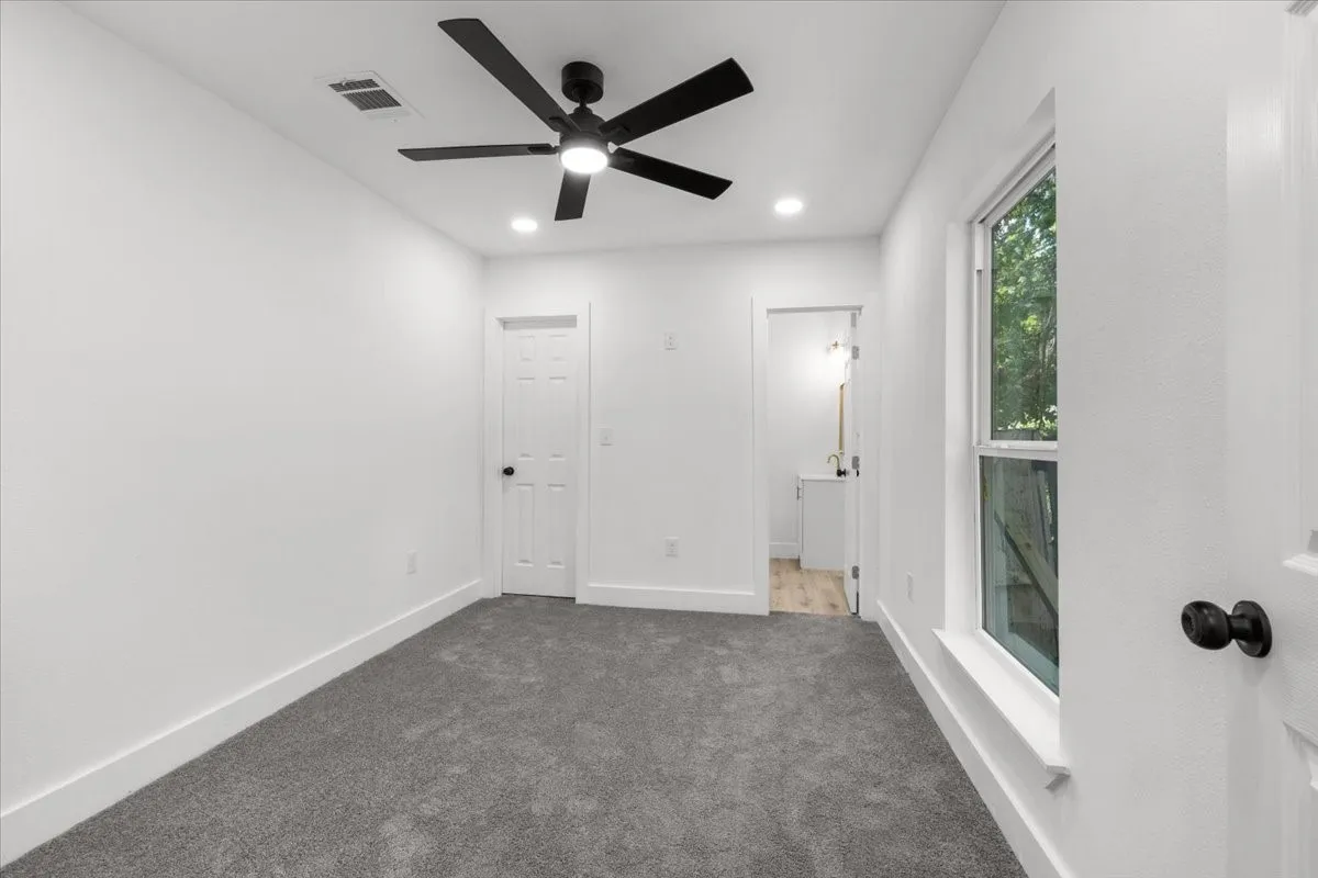 Single Family Residence For Sale in Tarrant County , 701 Chicago Avenue, Fort Worth, Texas 76103, 3 Bedroom, 2 Bathroom, Garage spaces, 1,034 Sqft, built in 1946, mls#21357883, Real Estate Agent in Fort Worth, Homes For Sale in Tarrant county, Homes For Sale in Fort Worth, Realtor in Fort Worth Texas, Real Estate Brokerage Independent Realty Texas, Luminita Cordes Realtor