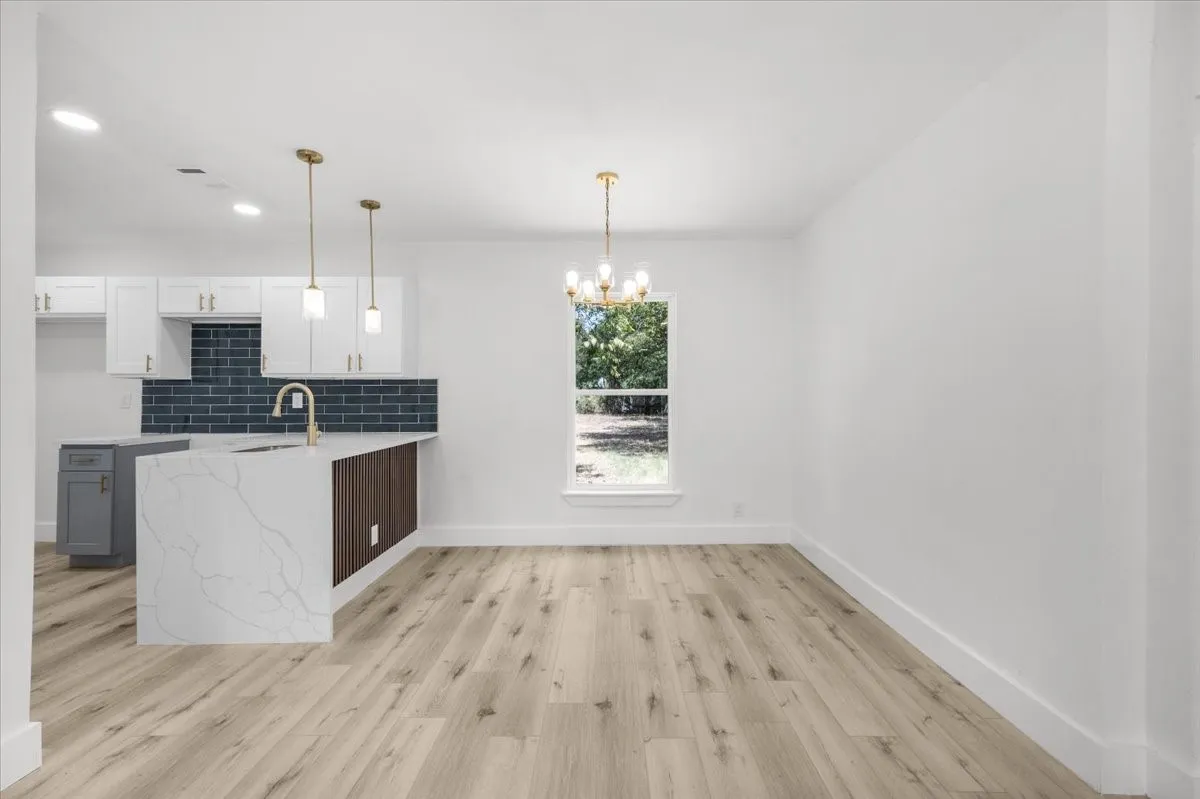 Single Family Residence For Sale in Tarrant County , 701 Chicago Avenue, Fort Worth, Texas 76103, 3 Bedroom, 2 Bathroom, Garage spaces, 1,034 Sqft, built in 1946, mls#21357883, Real Estate Agent in Fort Worth, Homes For Sale in Tarrant county, Homes For Sale in Fort Worth, Realtor in Fort Worth Texas, Real Estate Brokerage Independent Realty Texas, Luminita Cordes Realtor