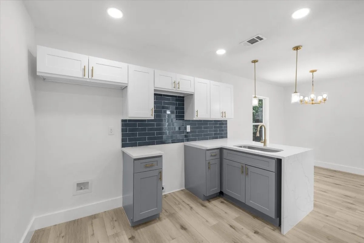 Single Family Residence For Sale in Tarrant County , 701 Chicago Avenue, Fort Worth, Texas 76103, 3 Bedroom, 2 Bathroom, Garage spaces, 1,034 Sqft, built in 1946, mls#21357883, Real Estate Agent in Fort Worth, Homes For Sale in Tarrant county, Homes For Sale in Fort Worth, Realtor in Fort Worth Texas, Real Estate Brokerage Independent Realty Texas, Luminita Cordes Realtor