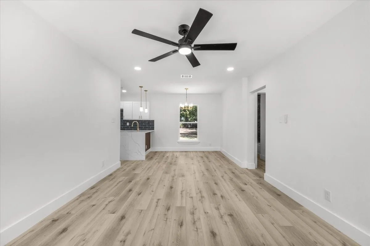 Single Family Residence For Sale in Tarrant County , 701 Chicago Avenue, Fort Worth, Texas 76103, 3 Bedroom, 2 Bathroom, Garage spaces, 1,034 Sqft, built in 1946, mls#21357883, Real Estate Agent in Fort Worth, Homes For Sale in Tarrant county, Homes For Sale in Fort Worth, Realtor in Fort Worth Texas, Real Estate Brokerage Independent Realty Texas, Luminita Cordes Realtor