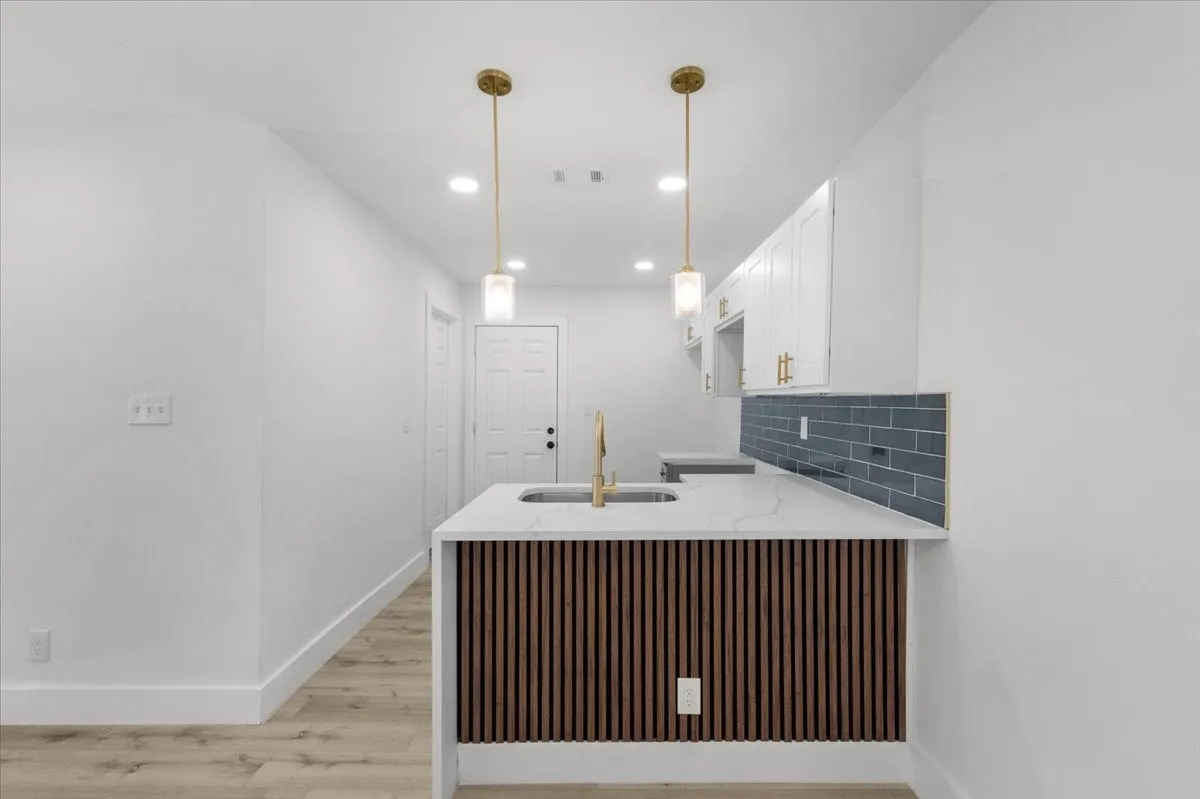 Single Family Residence For Sale in Tarrant County , 701 Chicago Avenue, Fort Worth, Texas 76103, 3 Bedroom, 2 Bathroom, Garage spaces, 1,034 Sqft, built in 1946, mls#21357883, Real Estate Agent in Fort Worth, Homes For Sale in Tarrant county, Homes For Sale in Fort Worth, Realtor in Fort Worth Texas, Real Estate Brokerage Independent Realty Texas, Luminita Cordes Realtor