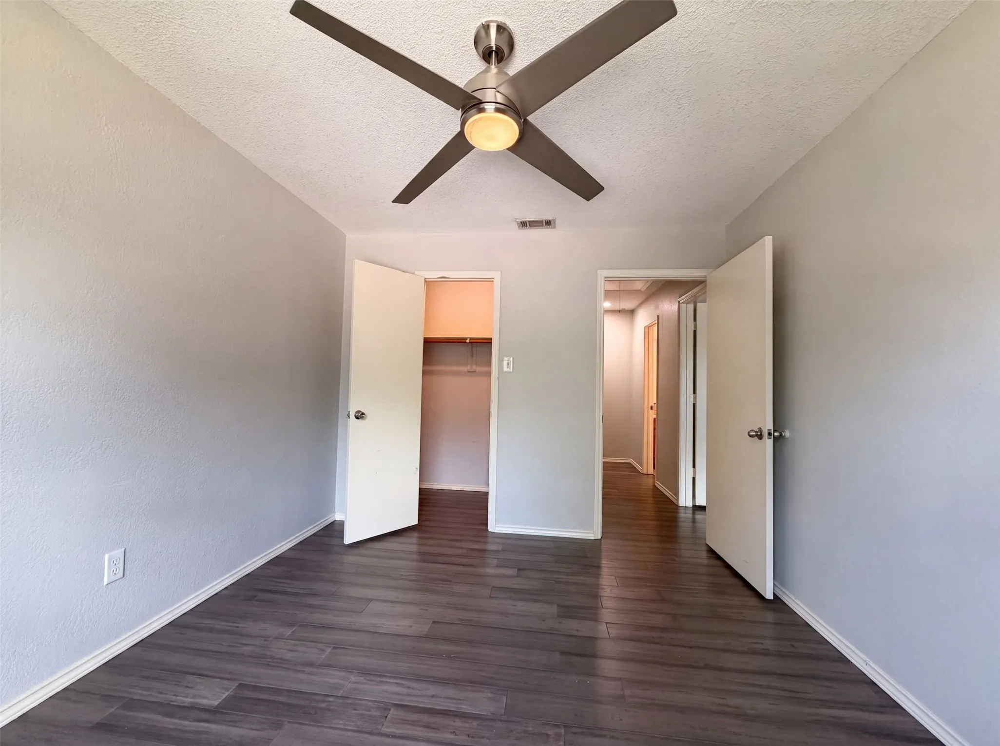 Single Family Residence For Sale in Tarrant County , 2831 Red Oak Drive, Grand Prairie, Texas 75052, 3 Bedroom, 3 Bathroom, 2 Garage spaces, 1,917 Sqft, built in 1987, mls#21357955, Real Estate Agent in Grand Prairie, Homes For Sale in Tarrant county, Homes For Sale in Grand Prairie, Realtor in Grand Prairie Texas, Real Estate Brokerage Independent Realty Texas, Luminita Cordes Realtor