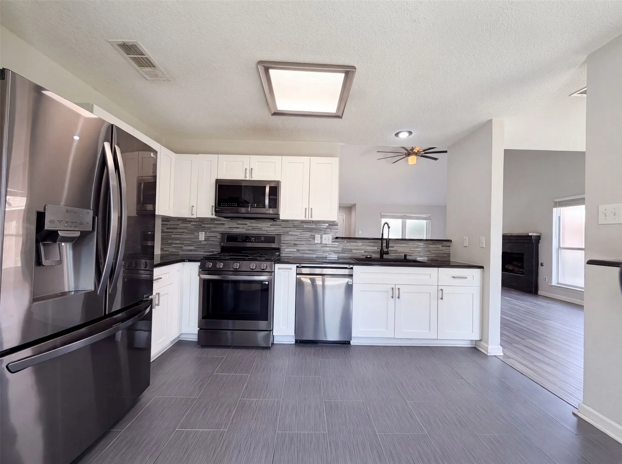 Single Family Residence For Sale in Tarrant County , 2831 Red Oak Drive, Grand Prairie, Texas 75052, 3 Bedroom, 3 Bathroom, 2 Garage spaces, 1,917 Sqft, built in 1987, mls#21357955, Real Estate Agent in Grand Prairie, Homes For Sale in Tarrant county, Homes For Sale in Grand Prairie, Realtor in Grand Prairie Texas, Real Estate Brokerage Independent Realty Texas, Luminita Cordes Realtor