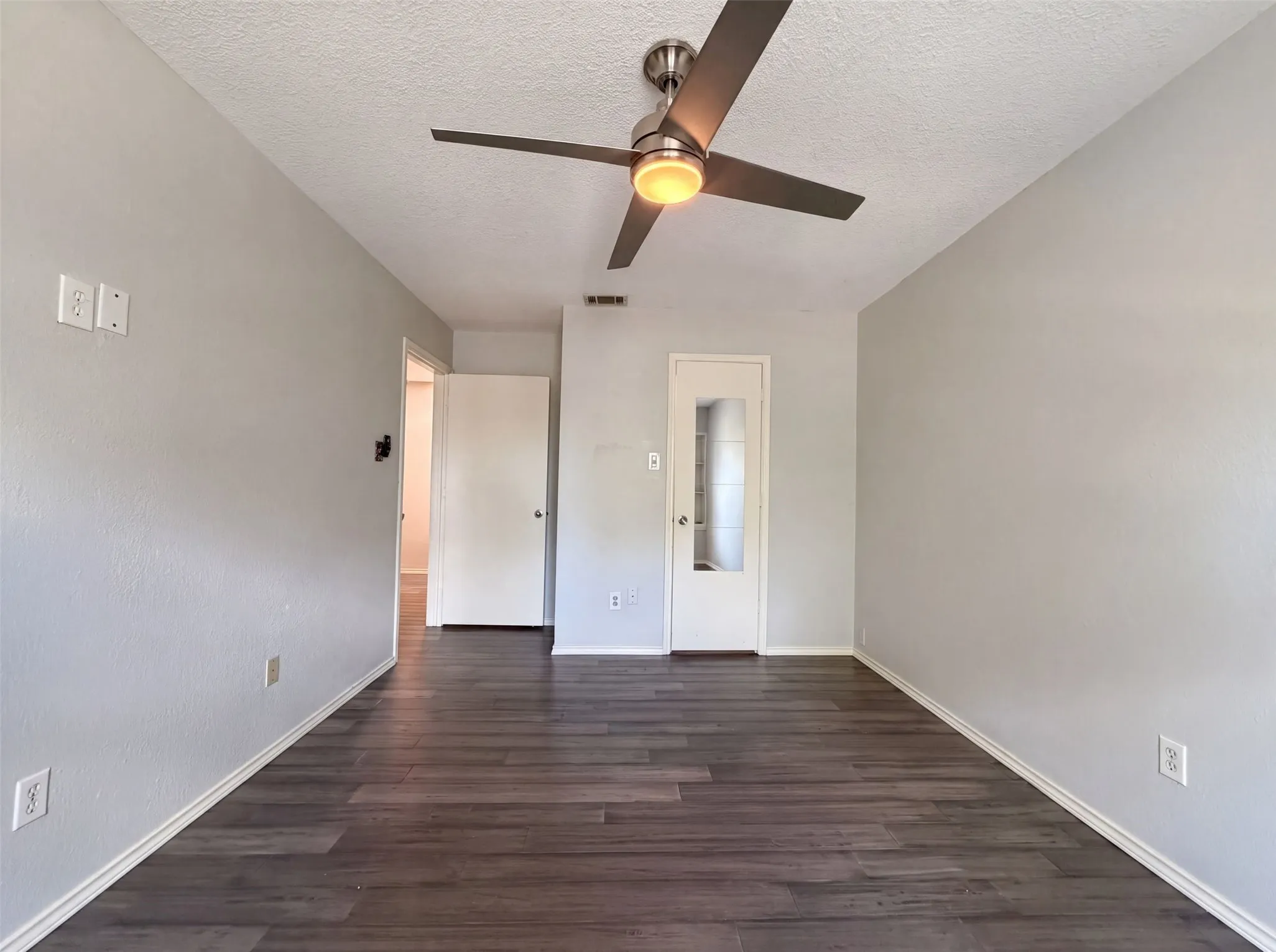 Single Family Residence For Sale in Tarrant County , 2831 Red Oak Drive, Grand Prairie, Texas 75052, 3 Bedroom, 3 Bathroom, 2 Garage spaces, 1,917 Sqft, built in 1987, mls#21357955, Real Estate Agent in Grand Prairie, Homes For Sale in Tarrant county, Homes For Sale in Grand Prairie, Realtor in Grand Prairie Texas, Real Estate Brokerage Independent Realty Texas, Luminita Cordes Realtor