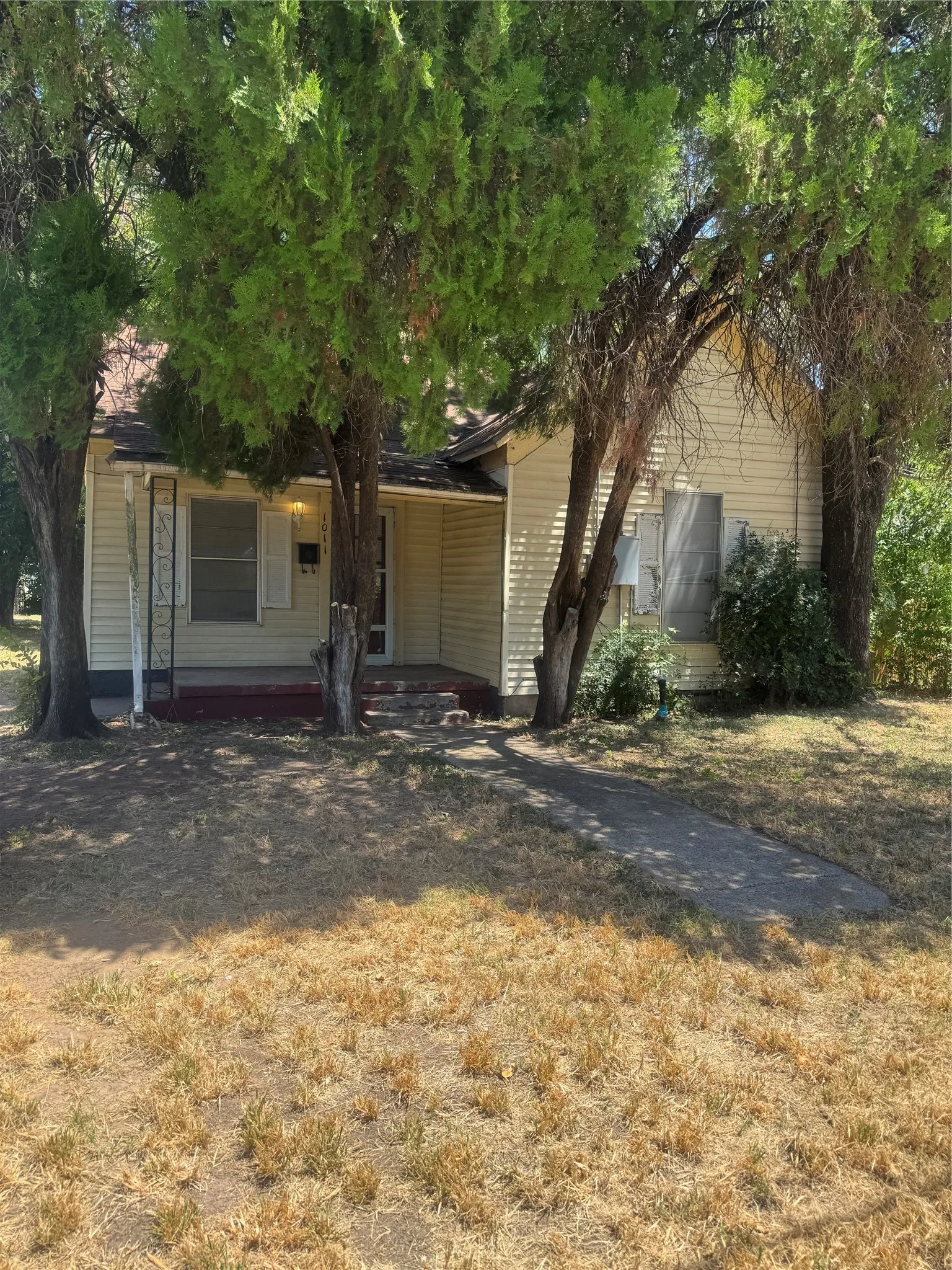 Single Family Residence For Sale in Mc Lennan County , 1011 Turner Street, Waco, Texas 76704, 1 Bedroom, 1 Bathroom, Garage spaces, 895 Sqft, built in 1925, Price $75,000, mls#21355728, Real Estate Agent in Waco, Homes For Sale in Mc Lennan county, Homes For Sale in Waco, Realtor in Waco Texas, Real Estate Brokerage Independent Realty Texas, Luminita Cordes Realtor
