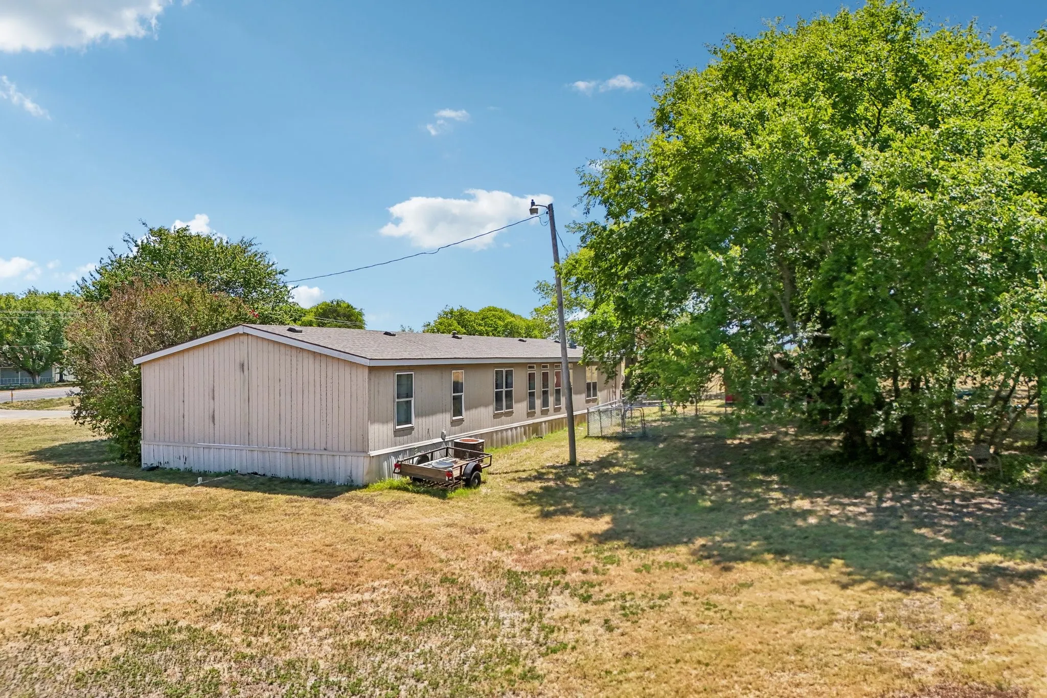 Mobile Home For Sale in Grayson County , 5433 State Highway 160, Whitewright, Texas 75491, 4 Bedroom, 2 Bathroom, Garage spaces, 2,128 Sqft, built in 2004, mls#21357026, Real Estate Agent in Whitewright, Homes For Sale in Grayson county, Homes For Sale in Whitewright, Realtor in Whitewright Texas, Real Estate Brokerage Independent Realty Texas, Luminita Cordes Realtor