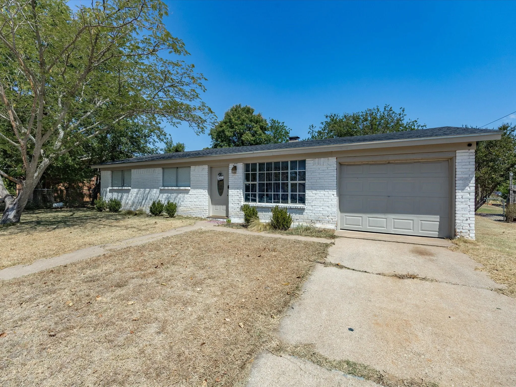 Single Family Residence For Sale in Jack County , 321 E Pine Street, Jacksboro, Texas 76458, 3 Bedroom, 1 Bathroom, 1 Garage spaces, 1,248 Sqft, built in 1978, Price $152,000, mls#21355403, Real Estate Agent in Jacksboro, Homes For Sale in Jack county, Homes For Sale in Jacksboro, Realtor in Jacksboro Texas, Real Estate Brokerage Independent Realty Texas, Luminita Cordes Realtor