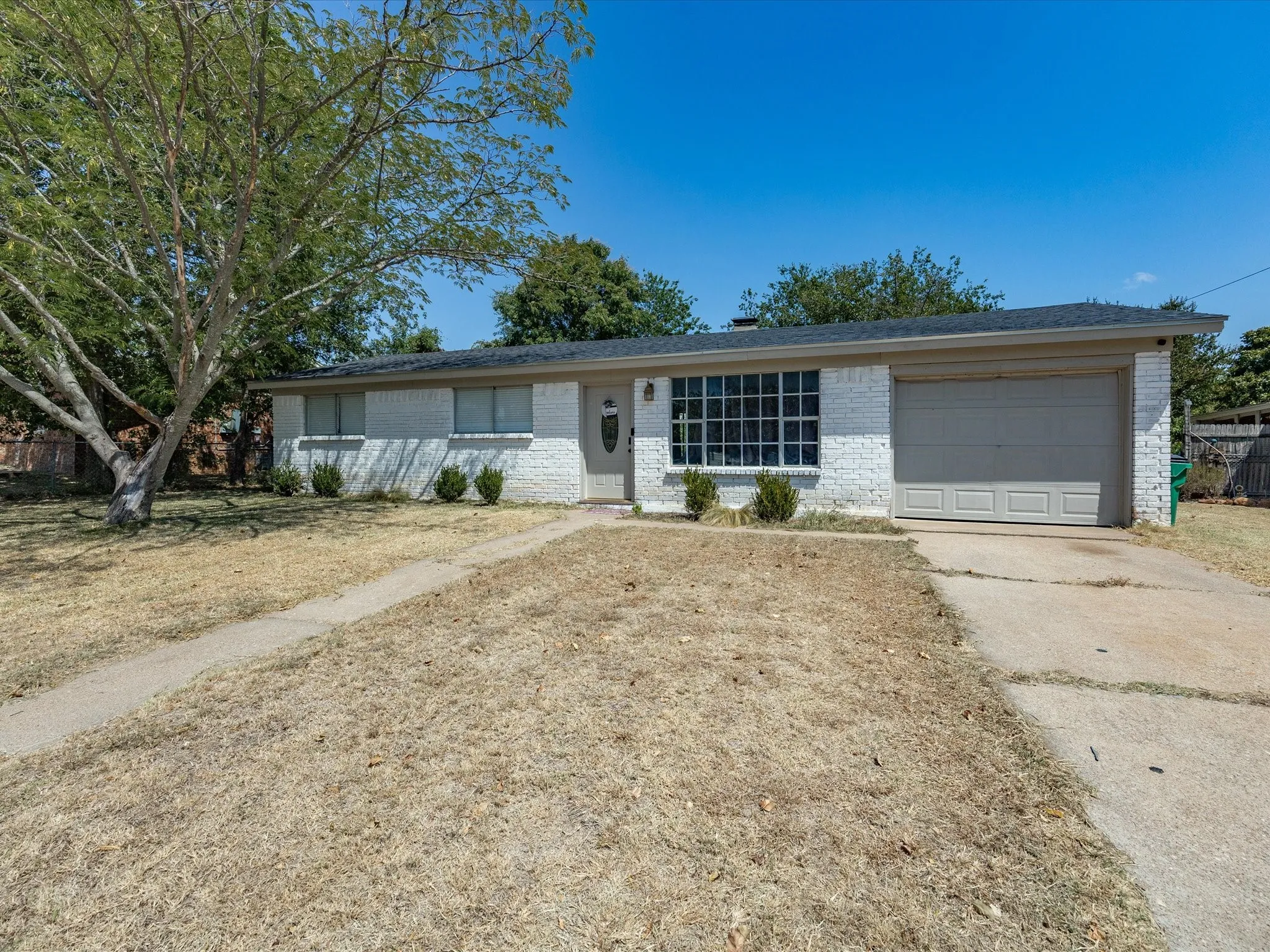 Single Family Residence For Sale in Jack County , 321 E Pine Street, Jacksboro, Texas 76458, 3 Bedroom, 1 Bathroom, 1 Garage spaces, 1,248 Sqft, built in 1978, Price $152,000, mls#21355403, Real Estate Agent in Jacksboro, Homes For Sale in Jack county, Homes For Sale in Jacksboro, Realtor in Jacksboro Texas, Real Estate Brokerage Independent Realty Texas, Luminita Cordes Realtor