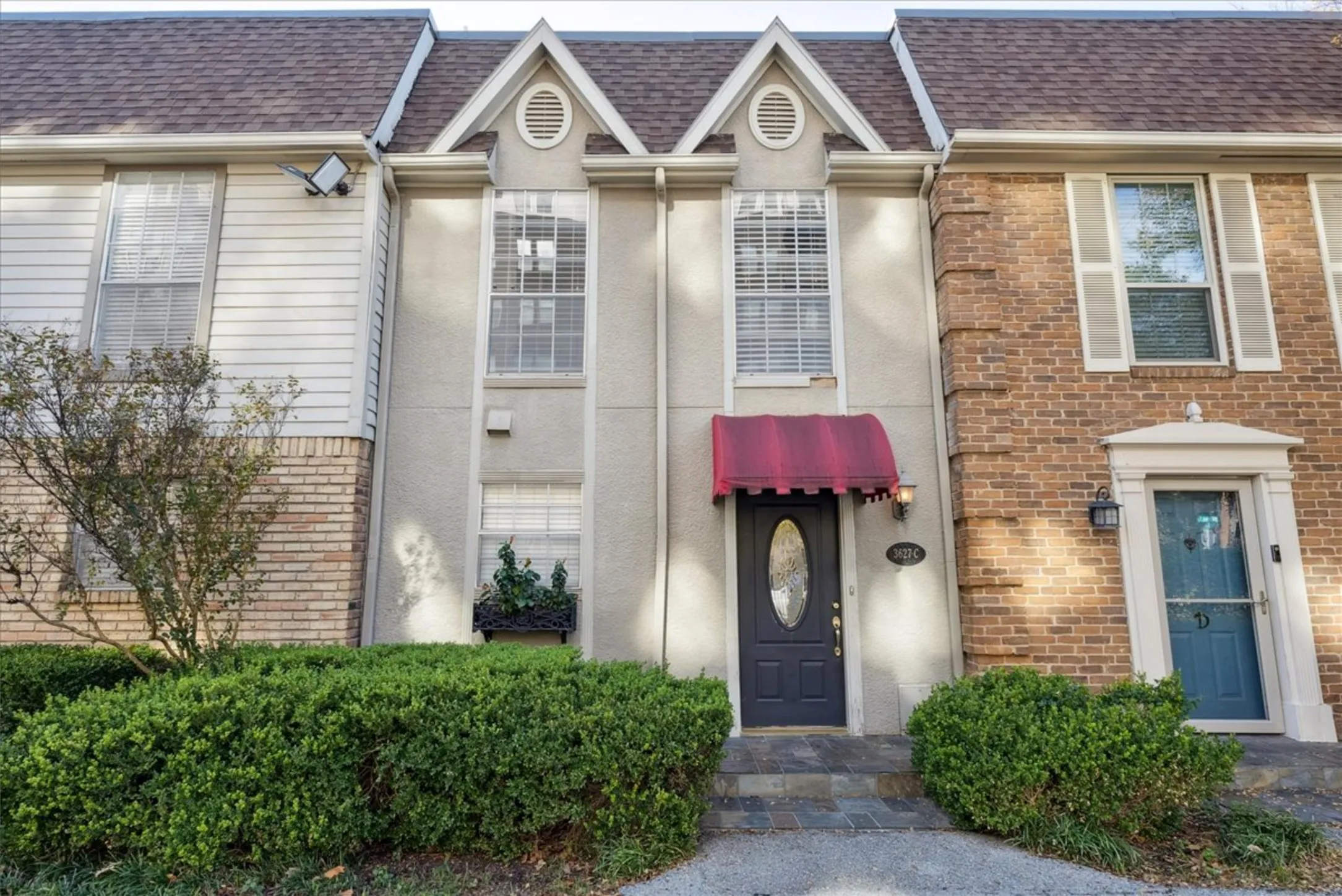 Townhouse For Rent in Dallas County , 3627 Dickason Avenue C, Dallas, Texas 75219, 2 Bedroom, 2 Bathroom, Garage spaces, 951 Sqft, built in 1979, mls#21357976, Real Estate Agent in Dallas, Homes For Rent in Dallas county, Homes For Rent in Dallas, Realtor in Dallas Texas, Real Estate Brokerage Independent Realty Texas, Luminita Cordes Realtor