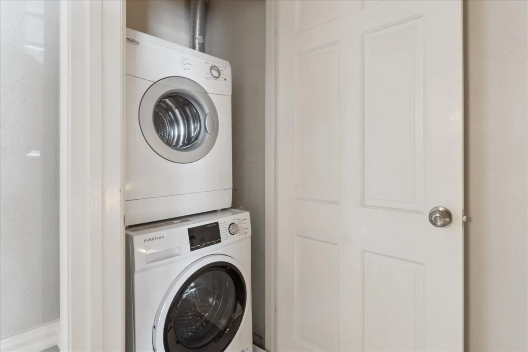 Townhouse For Rent in Dallas County , 3627 Dickason Avenue C, Dallas, Texas 75219, 2 Bedroom, 2 Bathroom, Garage spaces, 951 Sqft, built in 1979, mls#21357976, Real Estate Agent in Dallas, Homes For Rent in Dallas county, Homes For Rent in Dallas, Realtor in Dallas Texas, Real Estate Brokerage Independent Realty Texas, Luminita Cordes Realtor