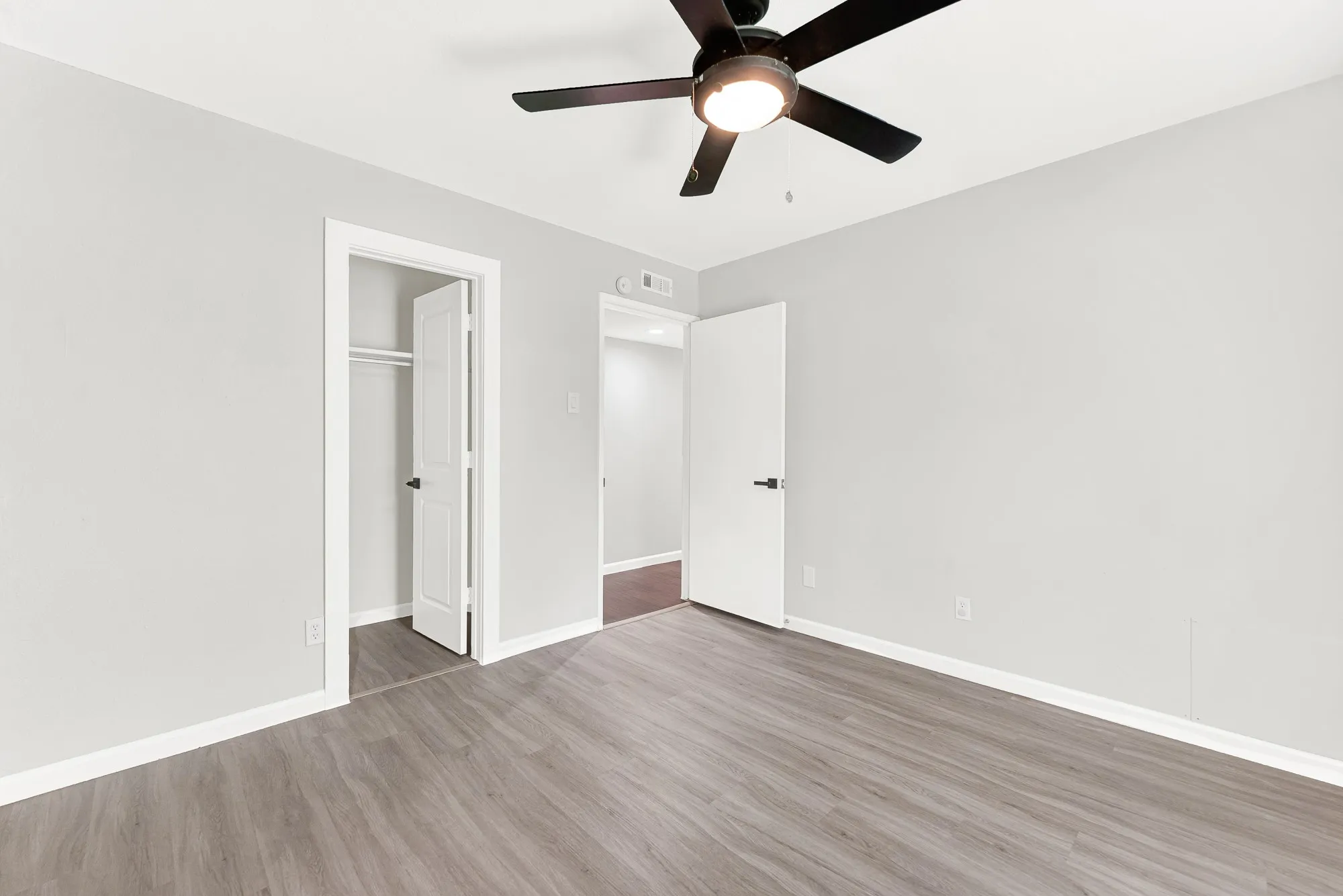 Secondary bedroom.