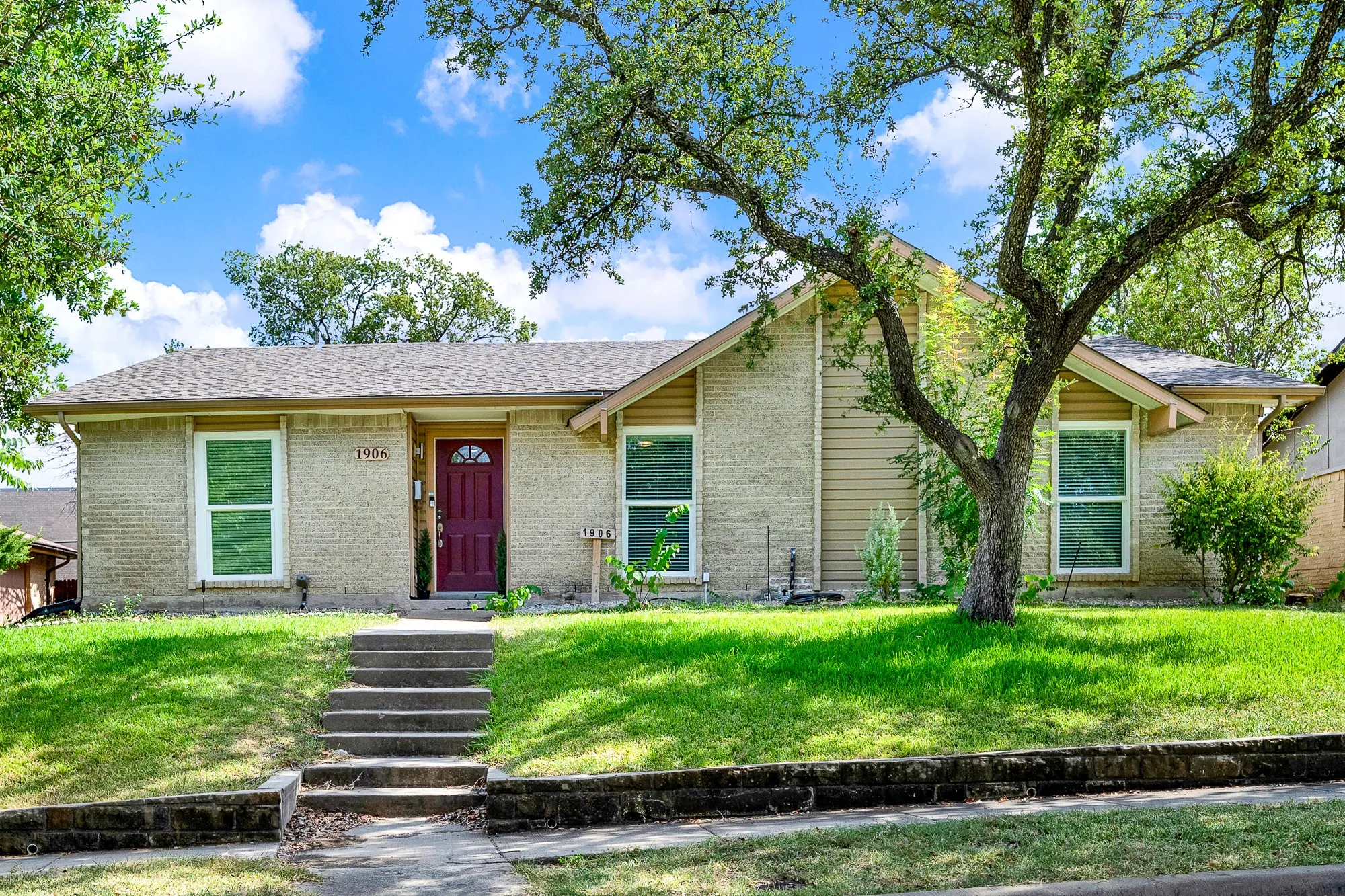 Single Family Residence For Rent in Denton County , 1906 Haymeadow, Carrollton, Texas 75007, 3 Bedroom, 2 Bathroom, Garage spaces, 1,694 Sqft, built in 1973, mls#21357923, Real Estate Agent in Carrollton, Homes For Rent in Denton county, Homes For Rent in Carrollton, Realtor in Carrollton Texas, Real Estate Brokerage Independent Realty Texas, Luminita Cordes Realtor