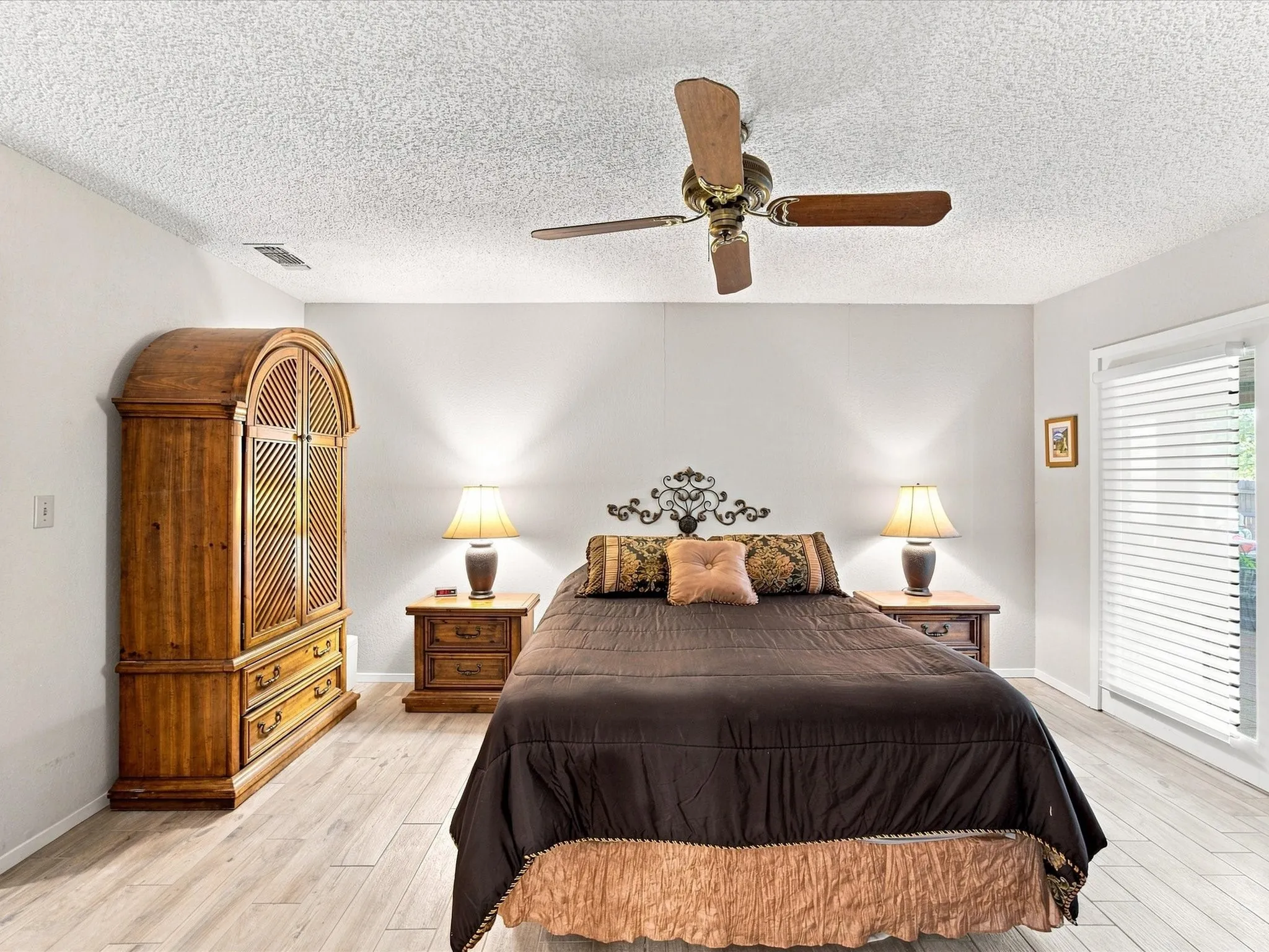 Single Family Residence For Sale in Montague County , 194 PR 203, Bowie, Texas 76230, 3 Bedroom, 2 Bathroom, Garage spaces, 1,986 Sqft, built in 1980, mls#21357443, Real Estate Agent in Bowie, Homes For Sale in Montague county, Homes For Sale in Bowie, Realtor in Bowie Texas, Real Estate Brokerage Independent Realty Texas, Luminita Cordes Realtor