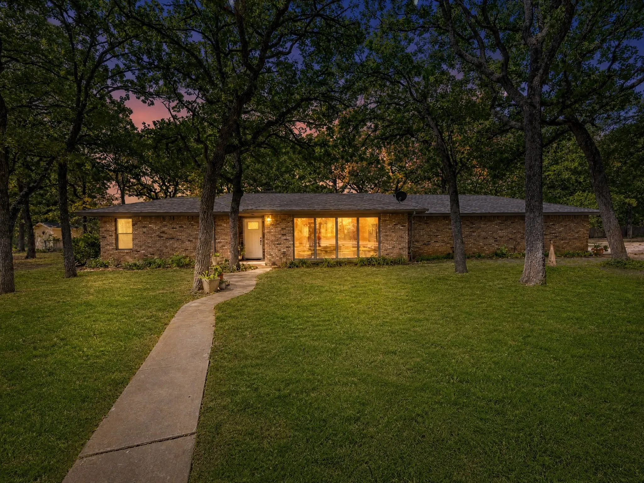 Single Family Residence For Sale in Montague County , 194 PR 203, Bowie, Texas 76230, 3 Bedroom, 2 Bathroom, Garage spaces, 1,986 Sqft, built in 1980, mls#21357443, Real Estate Agent in Bowie, Homes For Sale in Montague county, Homes For Sale in Bowie, Realtor in Bowie Texas, Real Estate Brokerage Independent Realty Texas, Luminita Cordes Realtor