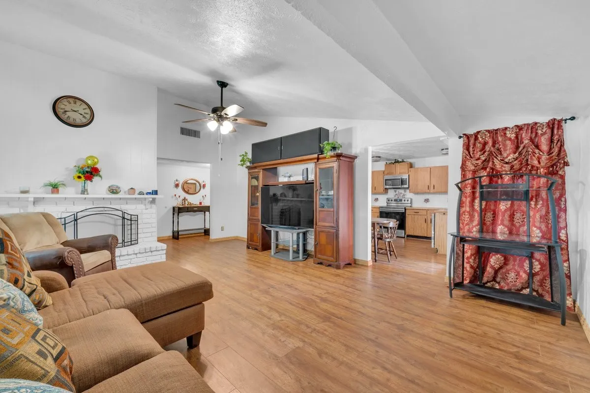Single Family Residence For Sale in Denton County , 5013 Shannon Drive, The Colony, Texas 75056, 3 Bedroom, 2 Bathroom, 1 Garage spaces, 1,388 Sqft, built in 1977, mls#21357785, Real Estate Agent in The Colony, Homes For Sale in Denton county, Homes For Sale in The Colony, Realtor in The Colony Texas, Real Estate Brokerage Independent Realty Texas, Luminita Cordes Realtor