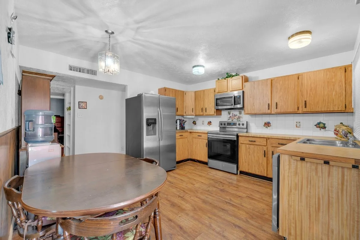Single Family Residence For Sale in Denton County , 5013 Shannon Drive, The Colony, Texas 75056, 3 Bedroom, 2 Bathroom, 1 Garage spaces, 1,388 Sqft, built in 1977, mls#21357785, Real Estate Agent in The Colony, Homes For Sale in Denton county, Homes For Sale in The Colony, Realtor in The Colony Texas, Real Estate Brokerage Independent Realty Texas, Luminita Cordes Realtor