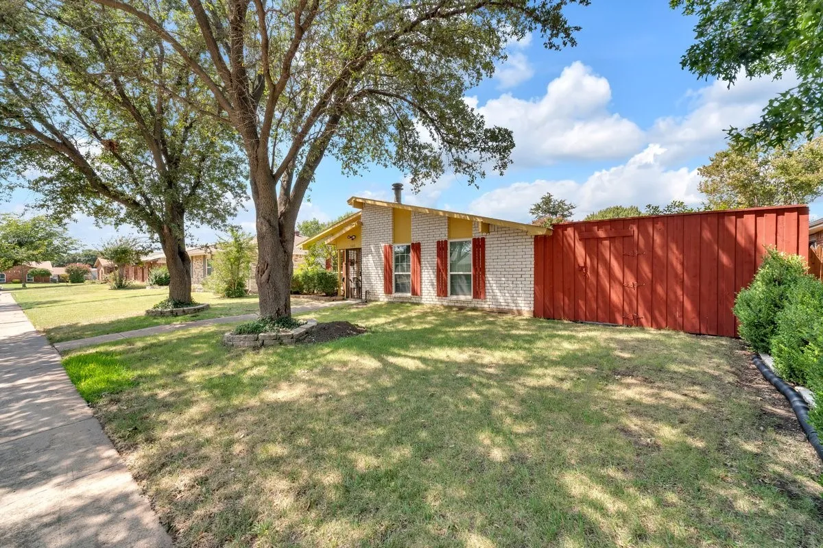 Single Family Residence For Sale in Denton County , 5013 Shannon Drive, The Colony, Texas 75056, 3 Bedroom, 2 Bathroom, 1 Garage spaces, 1,388 Sqft, built in 1977, mls#21357785, Real Estate Agent in The Colony, Homes For Sale in Denton county, Homes For Sale in The Colony, Realtor in The Colony Texas, Real Estate Brokerage Independent Realty Texas, Luminita Cordes Realtor
