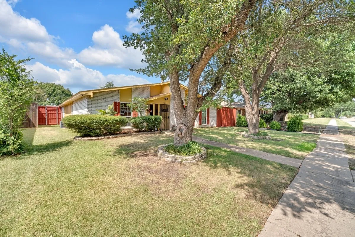 Single Family Residence For Sale in Denton County , 5013 Shannon Drive, The Colony, Texas 75056, 3 Bedroom, 2 Bathroom, 1 Garage spaces, 1,388 Sqft, built in 1977, mls#21357785, Real Estate Agent in The Colony, Homes For Sale in Denton county, Homes For Sale in The Colony, Realtor in The Colony Texas, Real Estate Brokerage Independent Realty Texas, Luminita Cordes Realtor