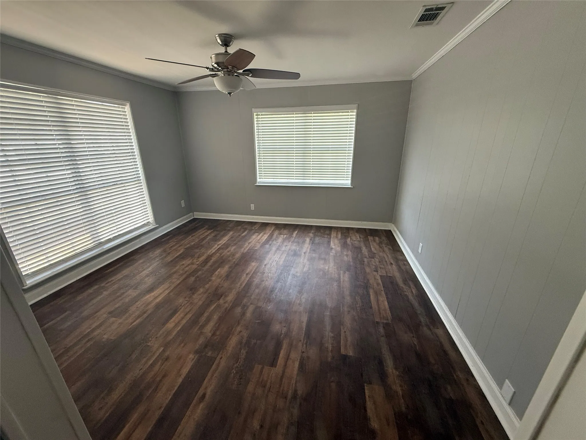 Single Family Residence For Sale in Mc Lennan County , 300 S Joyce Street, Lacy Lakeview, Texas 76705, 3 Bedroom, 2 Bathroom, 2 Garage spaces, 1,185 Sqft, built in 1962, mls#21355479, Real Estate Agent in Lacy Lakeview, Homes For Sale in Mc Lennan county, Homes For Sale in Lacy Lakeview, Realtor in Lacy Lakeview Texas, Real Estate Brokerage Independent Realty Texas, Luminita Cordes Realtor