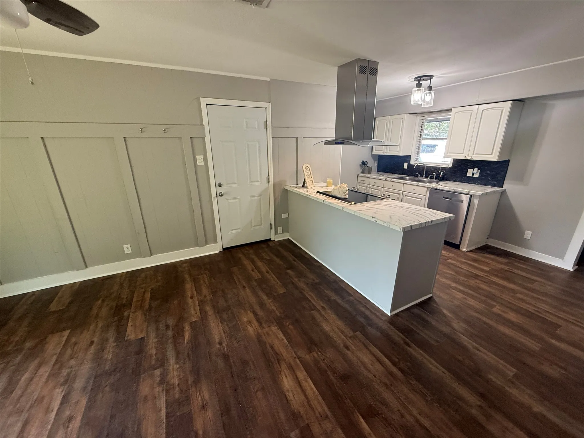 Single Family Residence For Sale in Mc Lennan County , 300 S Joyce Street, Lacy Lakeview, Texas 76705, 3 Bedroom, 2 Bathroom, 2 Garage spaces, 1,185 Sqft, built in 1962, mls#21355479, Real Estate Agent in Lacy Lakeview, Homes For Sale in Mc Lennan county, Homes For Sale in Lacy Lakeview, Realtor in Lacy Lakeview Texas, Real Estate Brokerage Independent Realty Texas, Luminita Cordes Realtor