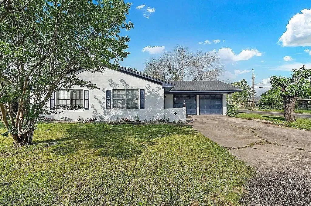 Single Family Residence For Sale in Mc Lennan County , 300 S Joyce Street, Lacy Lakeview, Texas 76705, 3 Bedroom, 2 Bathroom, 2 Garage spaces, 1,185 Sqft, built in 1962, mls#21355479, Real Estate Agent in Lacy Lakeview, Homes For Sale in Mc Lennan county, Homes For Sale in Lacy Lakeview, Realtor in Lacy Lakeview Texas, Real Estate Brokerage Independent Realty Texas, Luminita Cordes Realtor