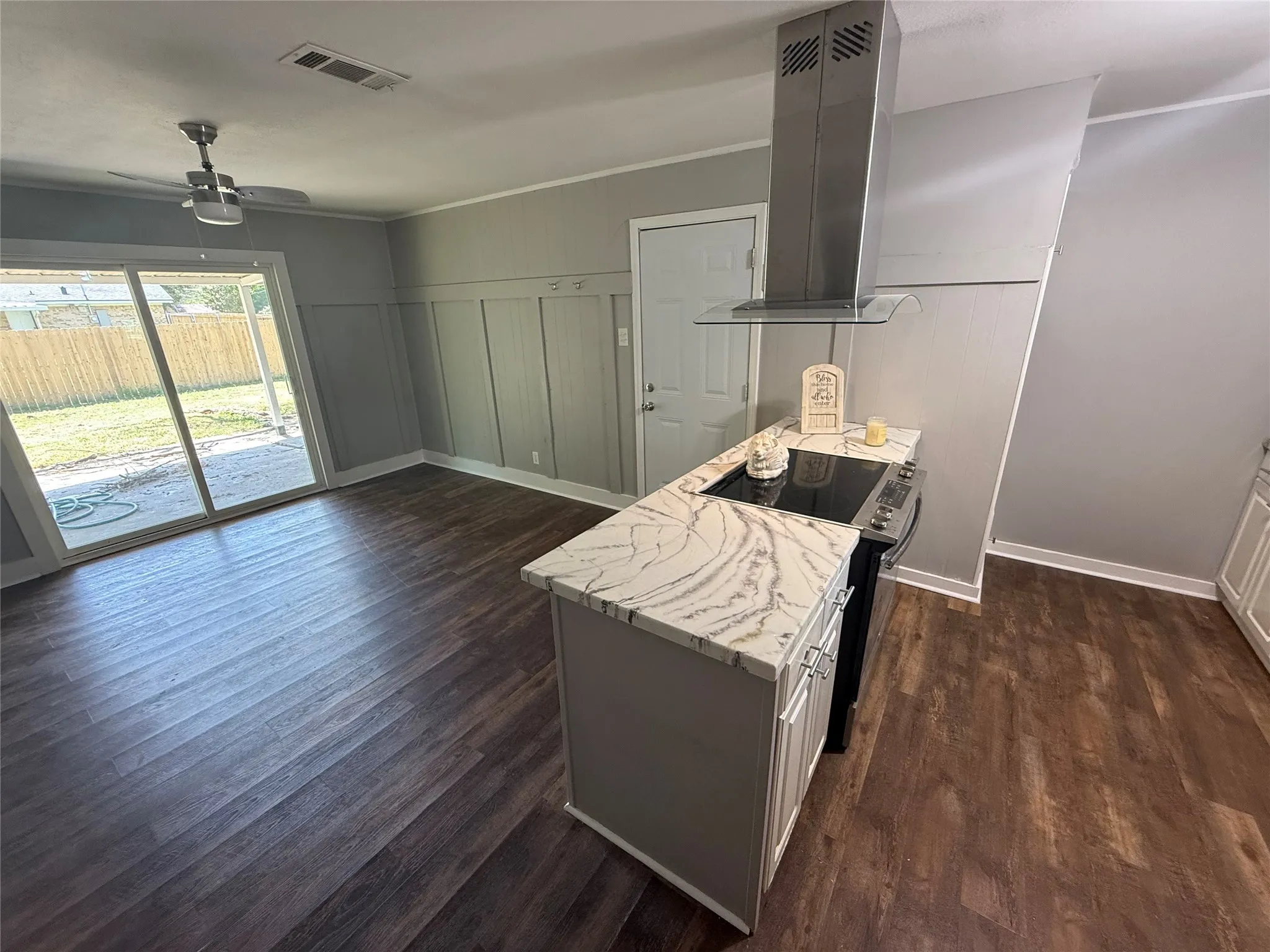 Single Family Residence For Sale in Mc Lennan County , 300 S Joyce Street, Lacy Lakeview, Texas 76705, 3 Bedroom, 2 Bathroom, 2 Garage spaces, 1,185 Sqft, built in 1962, mls#21355479, Real Estate Agent in Lacy Lakeview, Homes For Sale in Mc Lennan county, Homes For Sale in Lacy Lakeview, Realtor in Lacy Lakeview Texas, Real Estate Brokerage Independent Realty Texas, Luminita Cordes Realtor