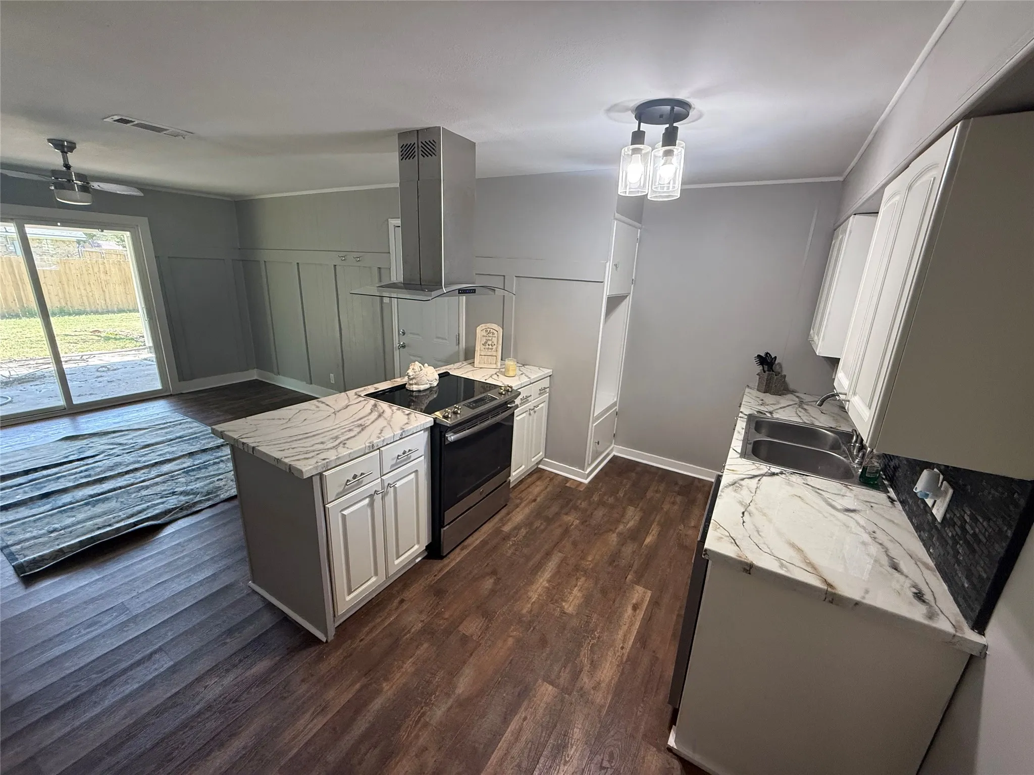 Single Family Residence For Sale in Mc Lennan County , 300 S Joyce Street, Lacy Lakeview, Texas 76705, 3 Bedroom, 2 Bathroom, 2 Garage spaces, 1,185 Sqft, built in 1962, mls#21355479, Real Estate Agent in Lacy Lakeview, Homes For Sale in Mc Lennan county, Homes For Sale in Lacy Lakeview, Realtor in Lacy Lakeview Texas, Real Estate Brokerage Independent Realty Texas, Luminita Cordes Realtor