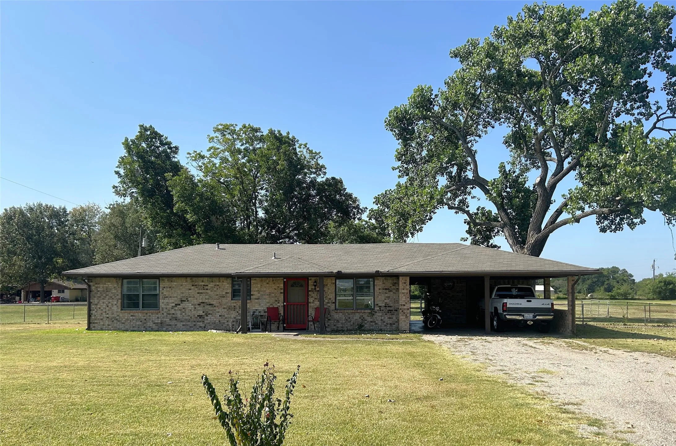 Single Family Residence For Sale in Fannin County , 1689 W FM 898, Bonham, Texas 75418, 3 Bedroom, 1 Bathroom, Garage spaces, 989 Sqft, built in 1969, mls#21357036, Real Estate Agent in Bonham, Homes For Sale in Fannin county, Homes For Sale in Bonham, Realtor in Bonham Texas, Real Estate Brokerage Independent Realty Texas, Luminita Cordes Realtor