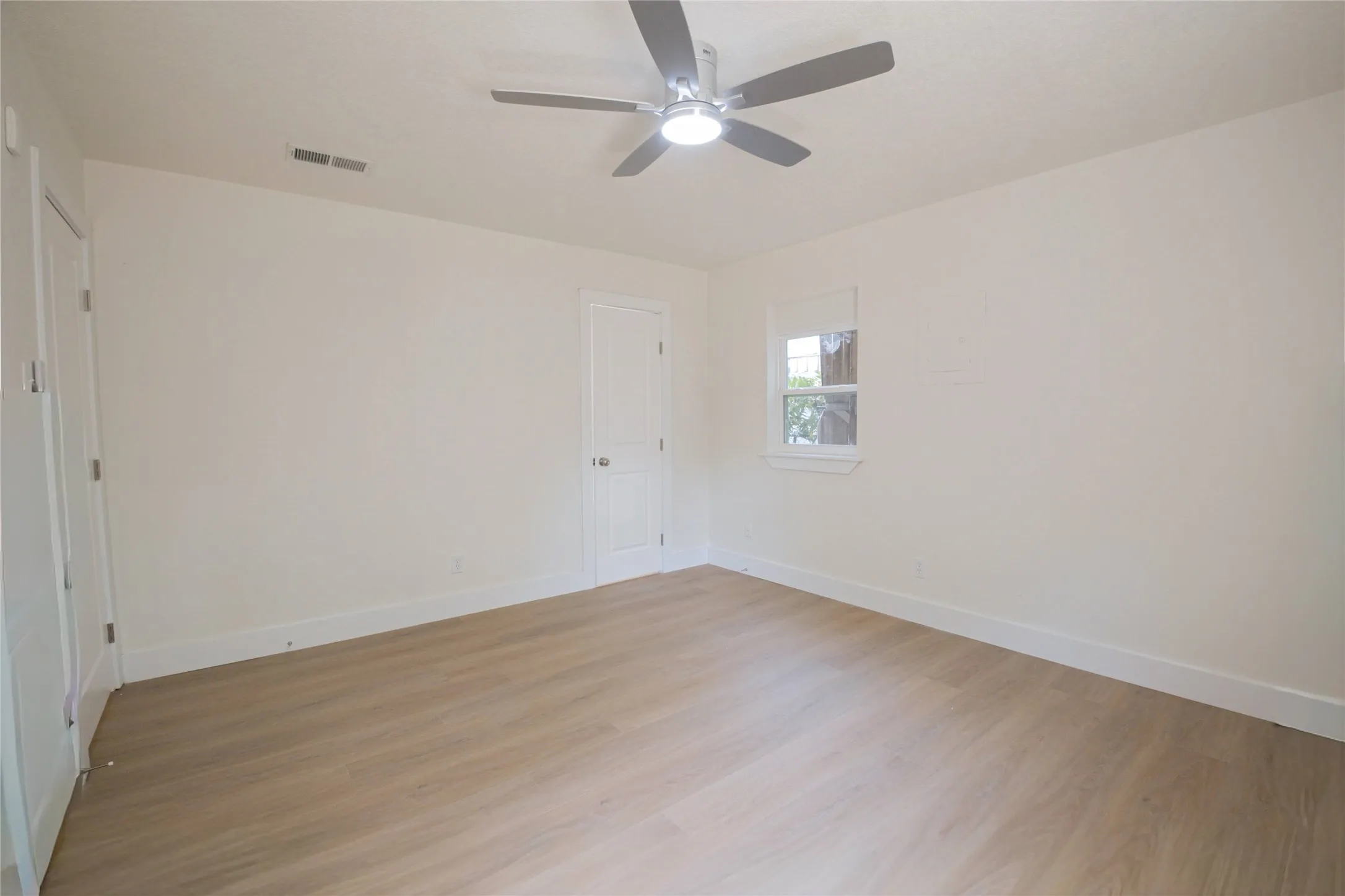 Single Family Residence For Sale in Tarrant County , 224 Southway Drive, Everman, Texas 76140, 3 Bedroom, 2 Bathroom, 2 Garage spaces, 1,300 Sqft, built in 1967, mls#21357774, Real Estate Agent in Everman, Homes For Sale in Tarrant county, Homes For Sale in Everman, Realtor in Everman Texas, Real Estate Brokerage Independent Realty Texas, Luminita Cordes Realtor