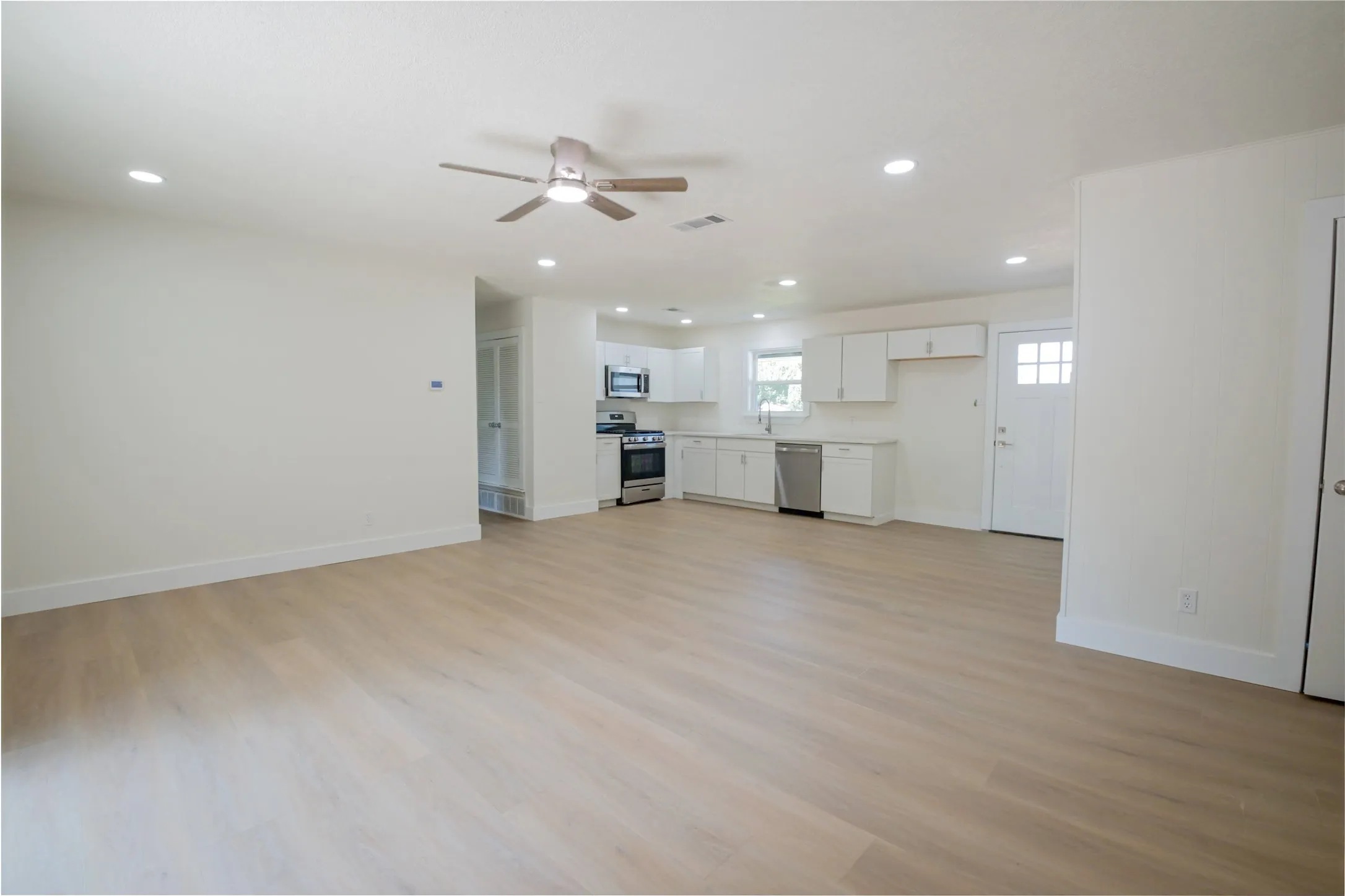 Single Family Residence For Sale in Tarrant County , 224 Southway Drive, Everman, Texas 76140, 3 Bedroom, 2 Bathroom, 2 Garage spaces, 1,300 Sqft, built in 1967, mls#21357774, Real Estate Agent in Everman, Homes For Sale in Tarrant county, Homes For Sale in Everman, Realtor in Everman Texas, Real Estate Brokerage Independent Realty Texas, Luminita Cordes Realtor