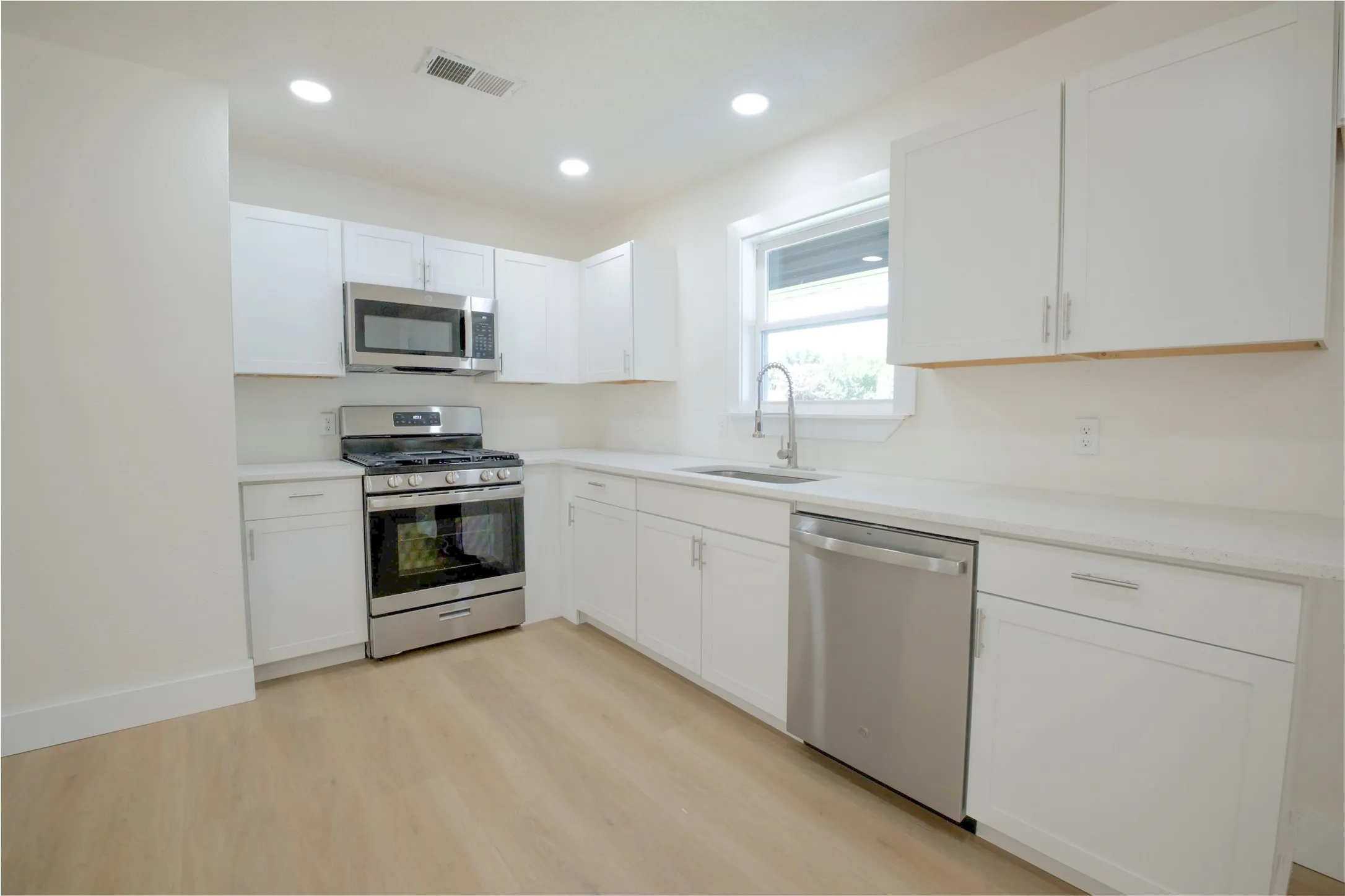 Single Family Residence For Sale in Tarrant County , 224 Southway Drive, Everman, Texas 76140, 3 Bedroom, 2 Bathroom, 2 Garage spaces, 1,300 Sqft, built in 1967, mls#21357774, Real Estate Agent in Everman, Homes For Sale in Tarrant county, Homes For Sale in Everman, Realtor in Everman Texas, Real Estate Brokerage Independent Realty Texas, Luminita Cordes Realtor