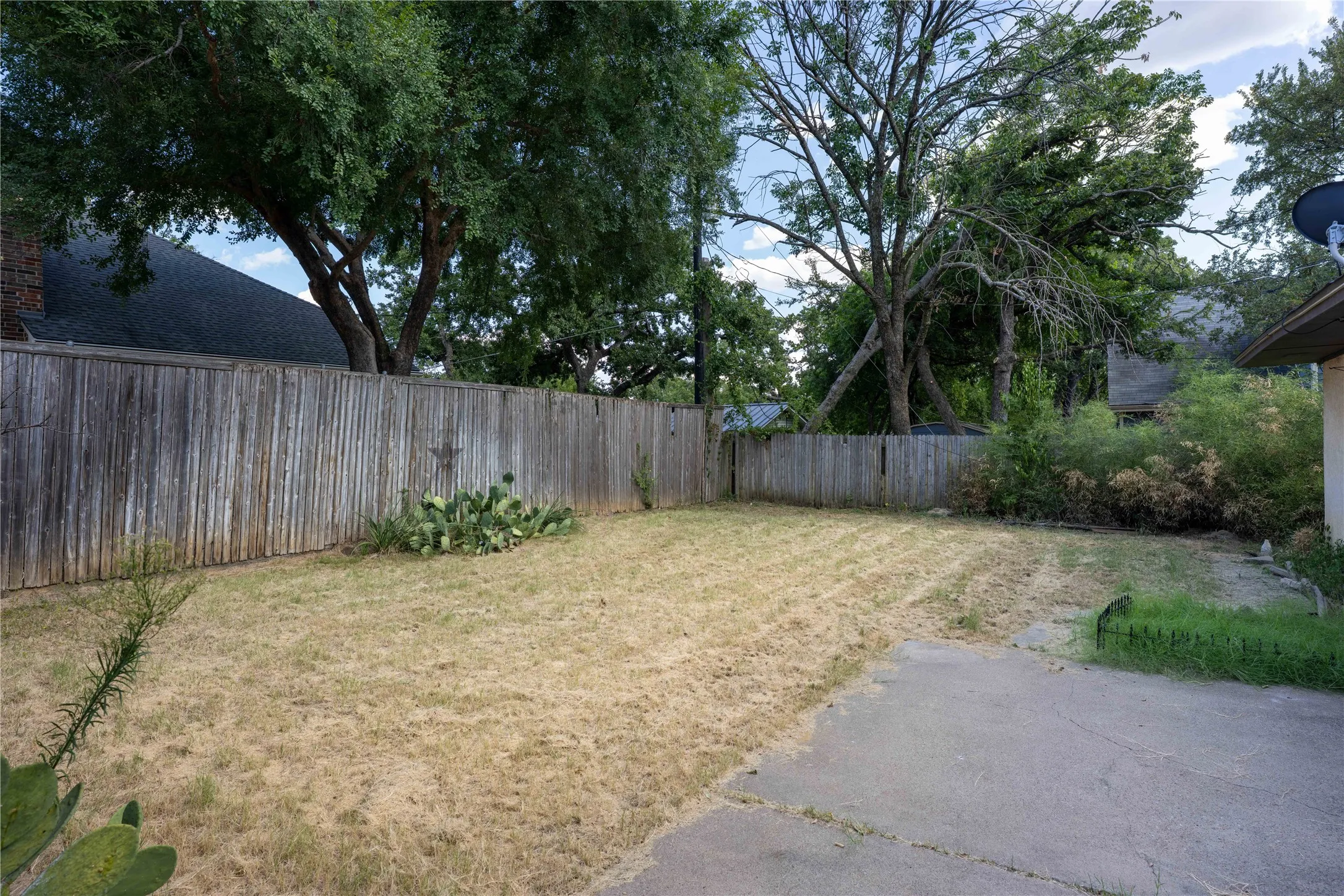 Single Family Residence For Sale in Denton County , 112 Oaktree Drive, Highland Village, Texas 75077, 2 Bedroom, 2 Bathroom, 2 Garage spaces, 1,494 Sqft, built in 1979, mls#21357318, Real Estate Agent in Highland Village, Homes For Sale in Denton county, Homes For Sale in Highland Village, Realtor in Highland Village Texas, Real Estate Brokerage Independent Realty Texas, Luminita Cordes Realtor