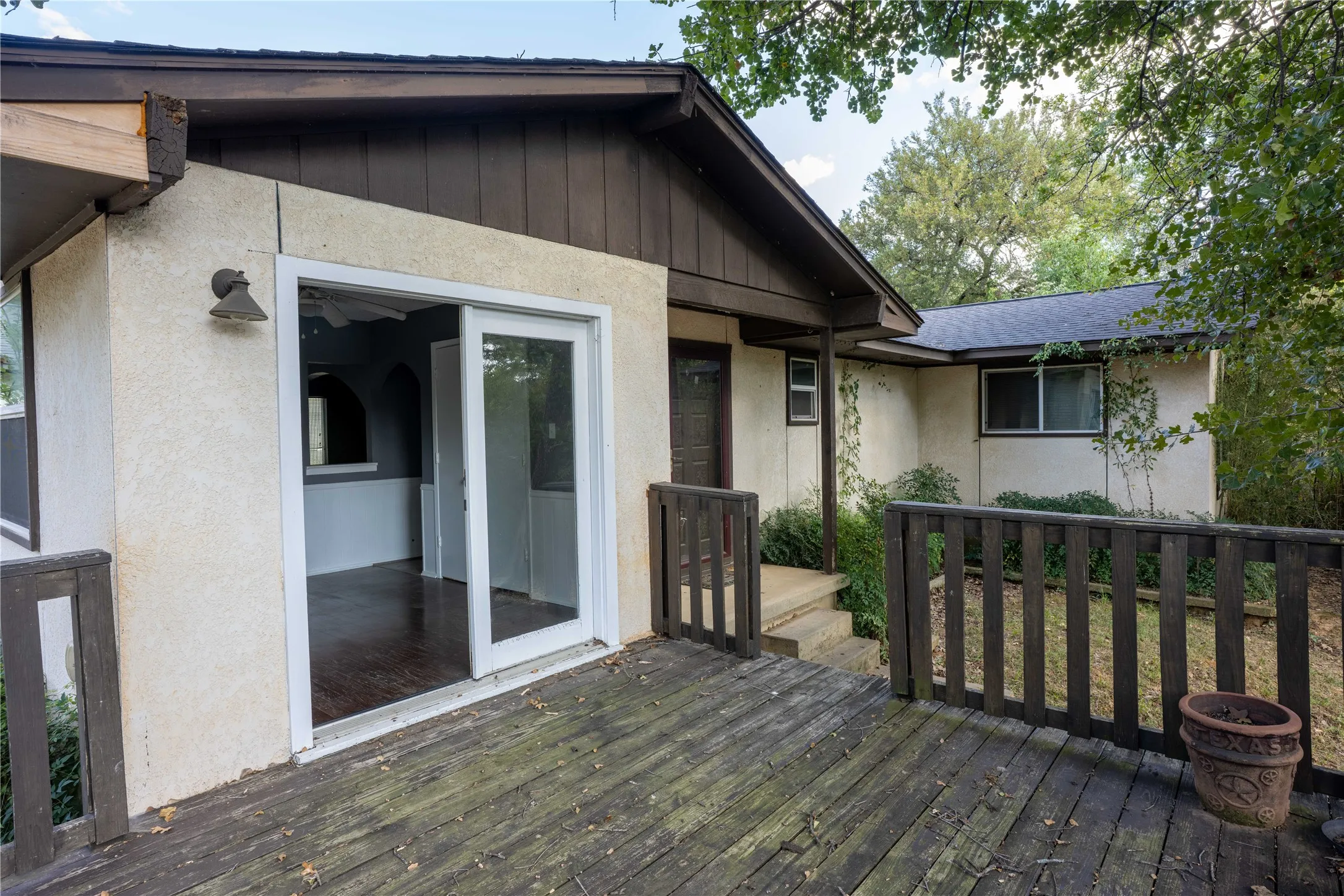 Single Family Residence For Sale in Denton County , 112 Oaktree Drive, Highland Village, Texas 75077, 2 Bedroom, 2 Bathroom, 2 Garage spaces, 1,494 Sqft, built in 1979, mls#21357318, Real Estate Agent in Highland Village, Homes For Sale in Denton county, Homes For Sale in Highland Village, Realtor in Highland Village Texas, Real Estate Brokerage Independent Realty Texas, Luminita Cordes Realtor