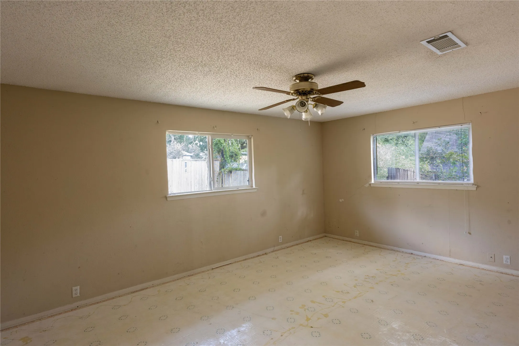 Single Family Residence For Sale in Denton County , 112 Oaktree Drive, Highland Village, Texas 75077, 2 Bedroom, 2 Bathroom, 2 Garage spaces, 1,494 Sqft, built in 1979, mls#21357318, Real Estate Agent in Highland Village, Homes For Sale in Denton county, Homes For Sale in Highland Village, Realtor in Highland Village Texas, Real Estate Brokerage Independent Realty Texas, Luminita Cordes Realtor