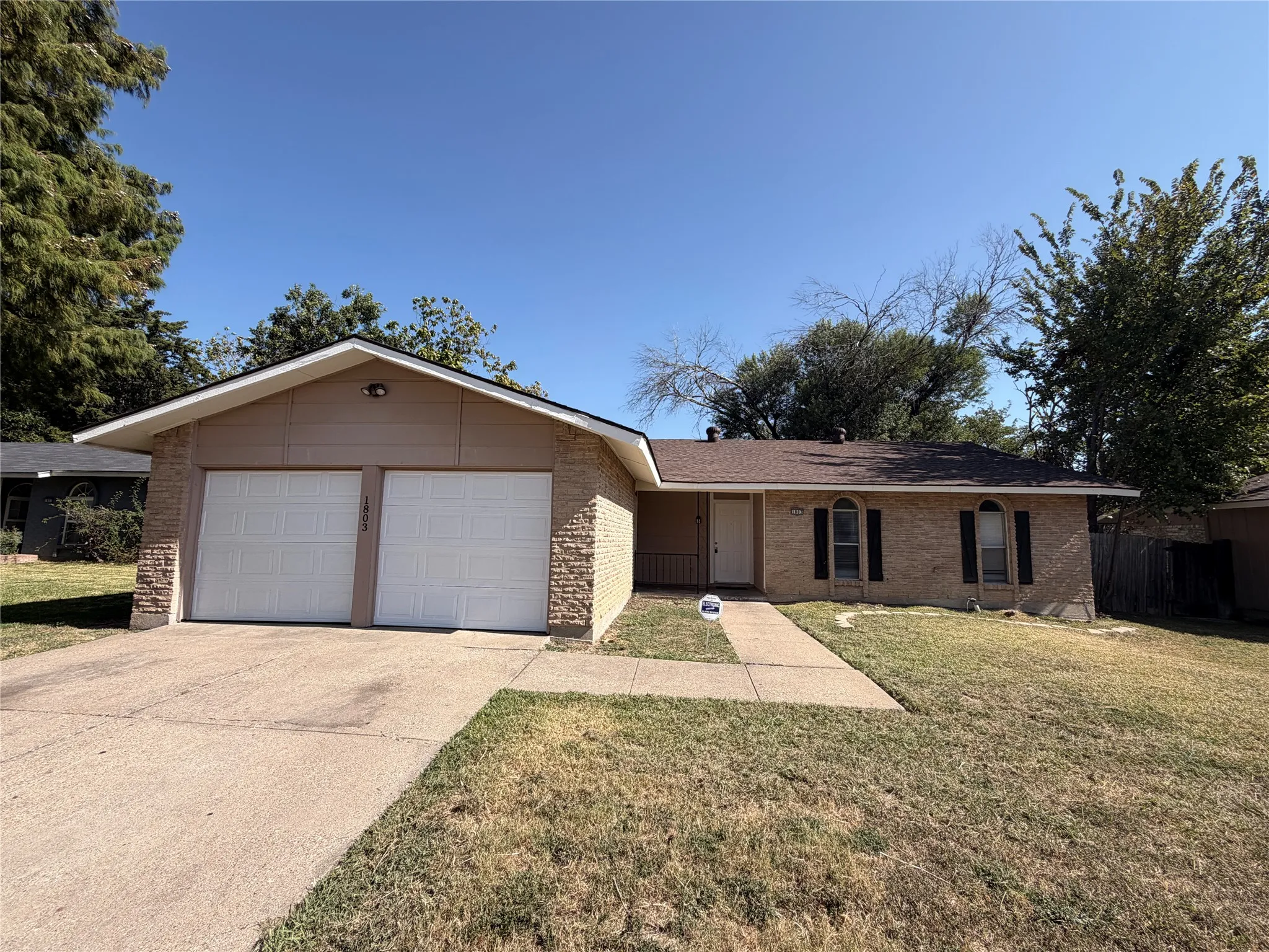 Single Family Residence For Rent in Tarrant County , 1803 Wickersham Drive, Arlington, Texas 76014, 3 Bedroom, 2 Bathroom, 2 Garage spaces, 1,384 Sqft, built in 1977, mls#21358035, Real Estate Agent in Arlington, Homes For Rent in Tarrant county, Homes For Rent in Arlington, Realtor in Arlington Texas, Real Estate Brokerage Independent Realty Texas, Luminita Cordes Realtor