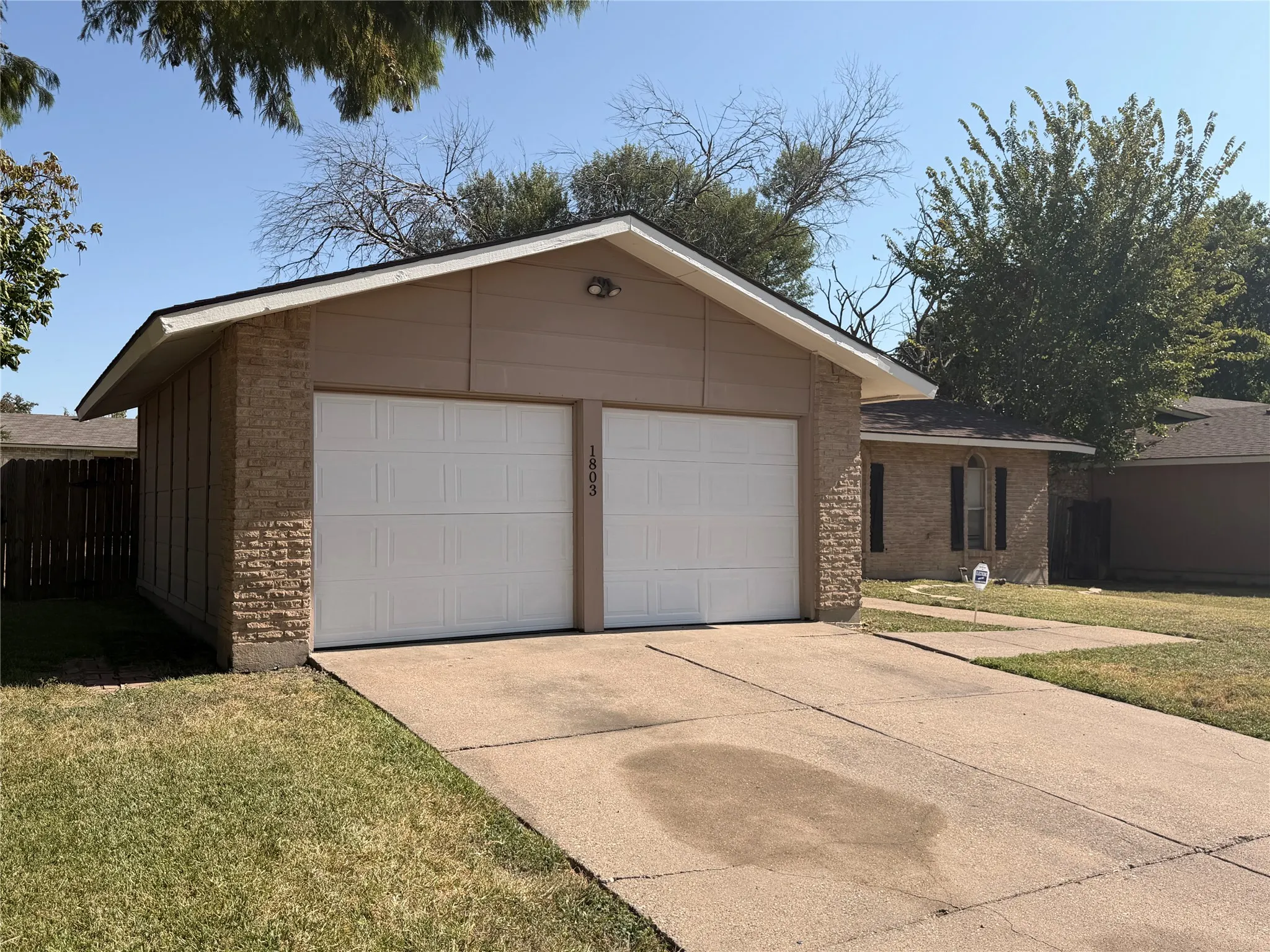 Single Family Residence For Rent in Tarrant County , 1803 Wickersham Drive, Arlington, Texas 76014, 3 Bedroom, 2 Bathroom, 2 Garage spaces, 1,384 Sqft, built in 1977, mls#21358035, Real Estate Agent in Arlington, Homes For Rent in Tarrant county, Homes For Rent in Arlington, Realtor in Arlington Texas, Real Estate Brokerage Independent Realty Texas, Luminita Cordes Realtor