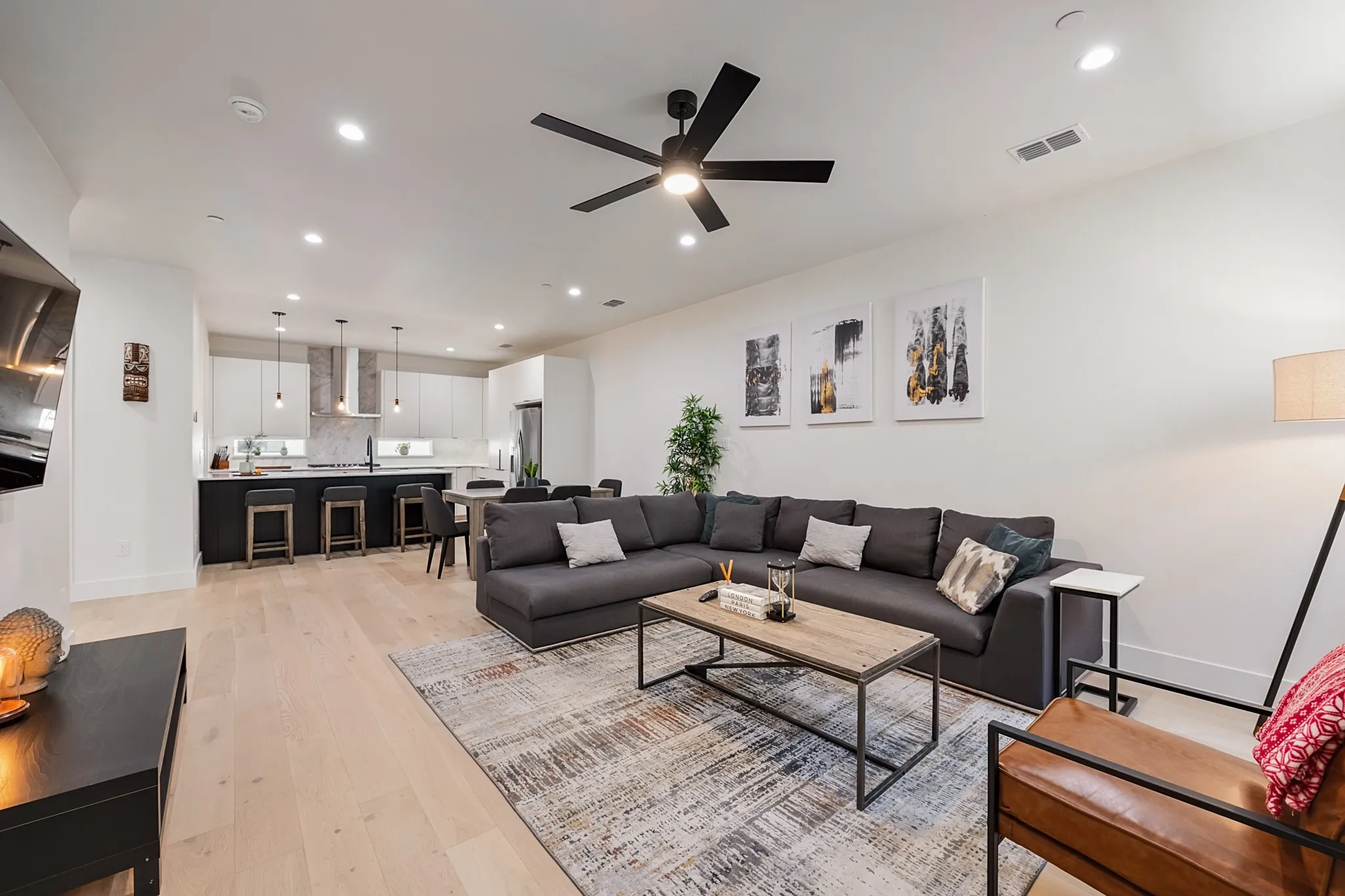 Townhouse For Sale in Dallas County , 1141 N Madison Avenue 105, Dallas, Texas 75208, 2 Bedroom, 3 Bathroom, 2 Garage spaces, 1,627 Sqft, built in 2022, mls#21358039, Real Estate Agent in Dallas, Homes For Sale in Dallas county, Homes For Sale in Dallas, Realtor in Dallas Texas, Real Estate Brokerage Independent Realty Texas, Luminita Cordes Realtor
