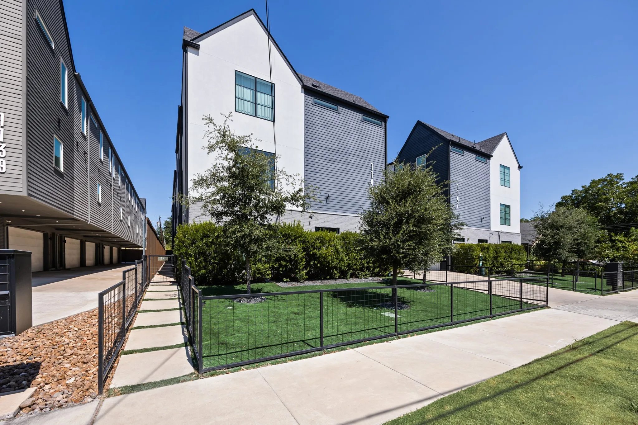 Townhouse For Sale in Dallas County , 1141 N Madison Avenue 105, Dallas, Texas 75208, 2 Bedroom, 3 Bathroom, 2 Garage spaces, 1,627 Sqft, built in 2022, mls#21358039, Real Estate Agent in Dallas, Homes For Sale in Dallas county, Homes For Sale in Dallas, Realtor in Dallas Texas, Real Estate Brokerage Independent Realty Texas, Luminita Cordes Realtor