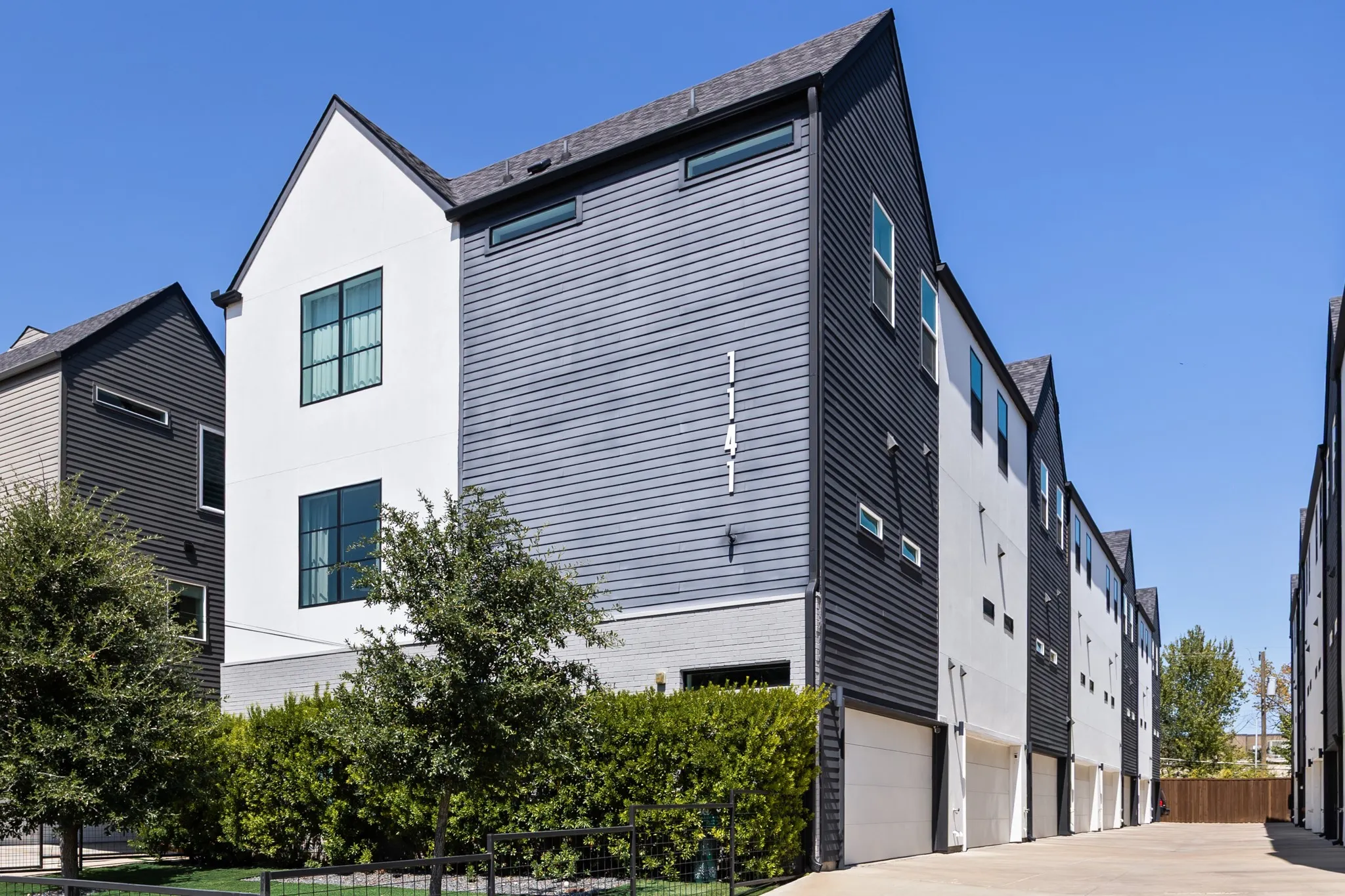 Townhouse For Sale in Dallas County , 1141 N Madison Avenue 105, Dallas, Texas 75208, 2 Bedroom, 3 Bathroom, 2 Garage spaces, 1,627 Sqft, built in 2022, mls#21358039, Real Estate Agent in Dallas, Homes For Sale in Dallas county, Homes For Sale in Dallas, Realtor in Dallas Texas, Real Estate Brokerage Independent Realty Texas, Luminita Cordes Realtor