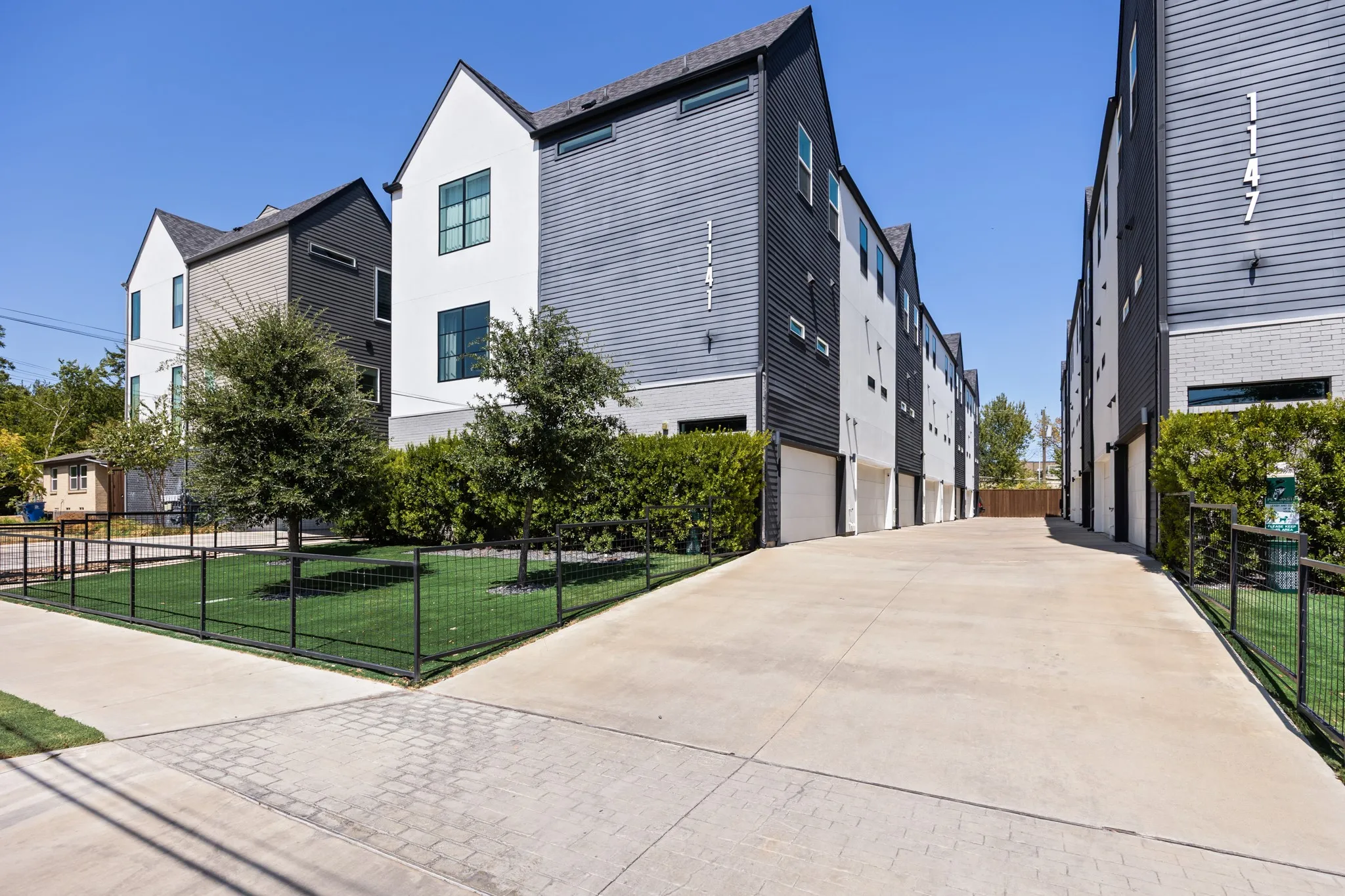 Townhouse For Sale in Dallas County , 1141 N Madison Avenue 105, Dallas, Texas 75208, 2 Bedroom, 3 Bathroom, 2 Garage spaces, 1,627 Sqft, built in 2022, mls#21358039, Real Estate Agent in Dallas, Homes For Sale in Dallas county, Homes For Sale in Dallas, Realtor in Dallas Texas, Real Estate Brokerage Independent Realty Texas, Luminita Cordes Realtor