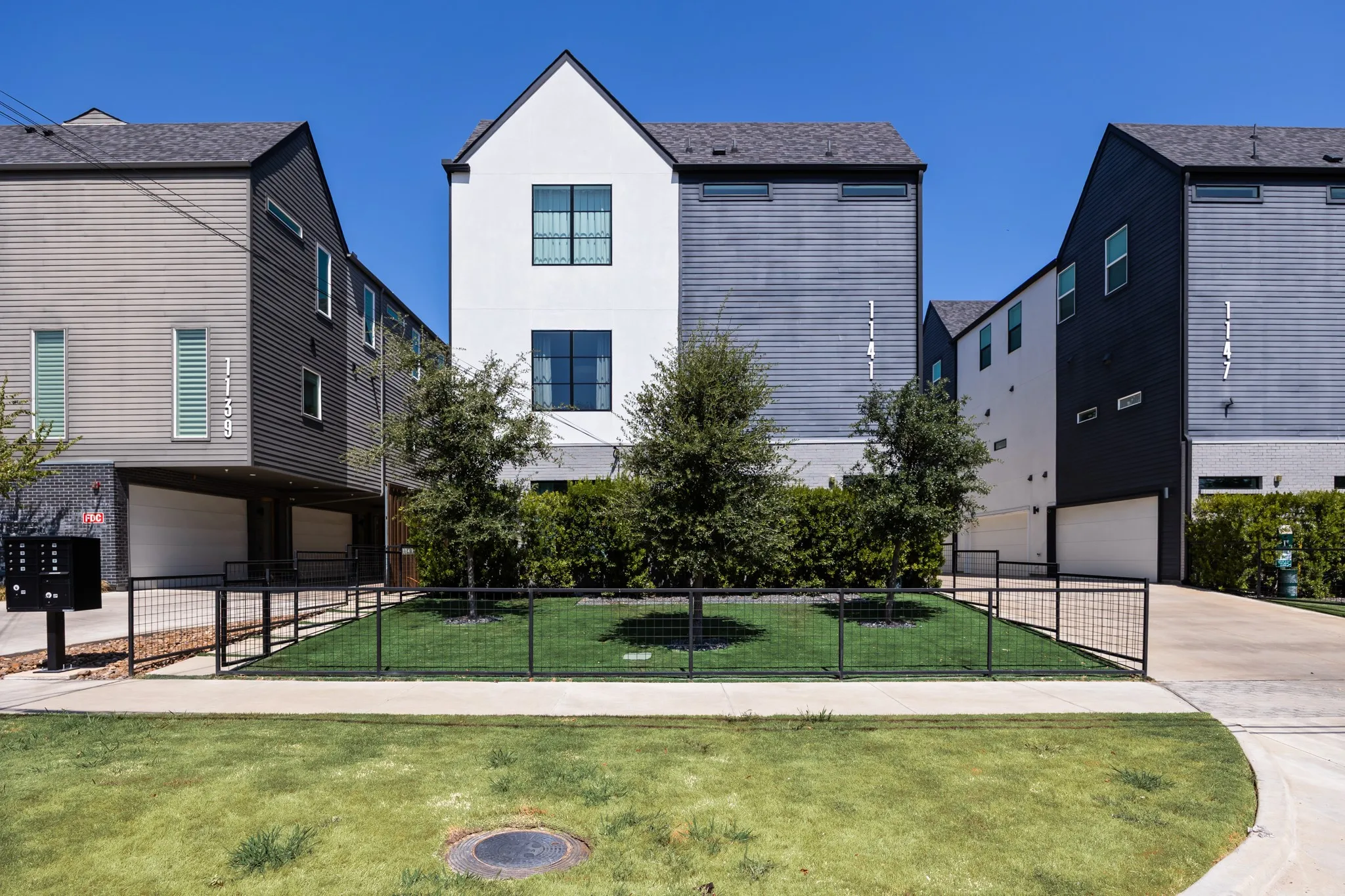 Townhouse For Sale in Dallas County , 1141 N Madison Avenue 105, Dallas, Texas 75208, 2 Bedroom, 3 Bathroom, 2 Garage spaces, 1,627 Sqft, built in 2022, mls#21358039, Real Estate Agent in Dallas, Homes For Sale in Dallas county, Homes For Sale in Dallas, Realtor in Dallas Texas, Real Estate Brokerage Independent Realty Texas, Luminita Cordes Realtor