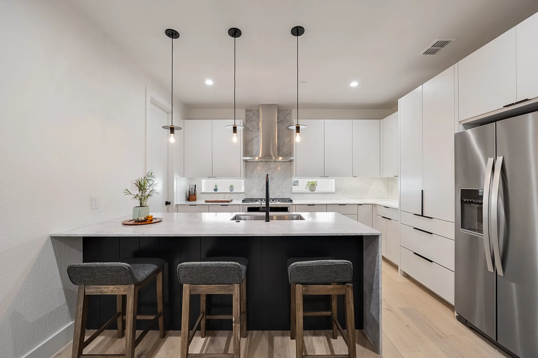 Townhouse For Sale in Dallas County , 1141 N Madison Avenue 105, Dallas, Texas 75208, 2 Bedroom, 3 Bathroom, 2 Garage spaces, 1,627 Sqft, built in 2022, mls#21358039, Real Estate Agent in Dallas, Homes For Sale in Dallas county, Homes For Sale in Dallas, Realtor in Dallas Texas, Real Estate Brokerage Independent Realty Texas, Luminita Cordes Realtor