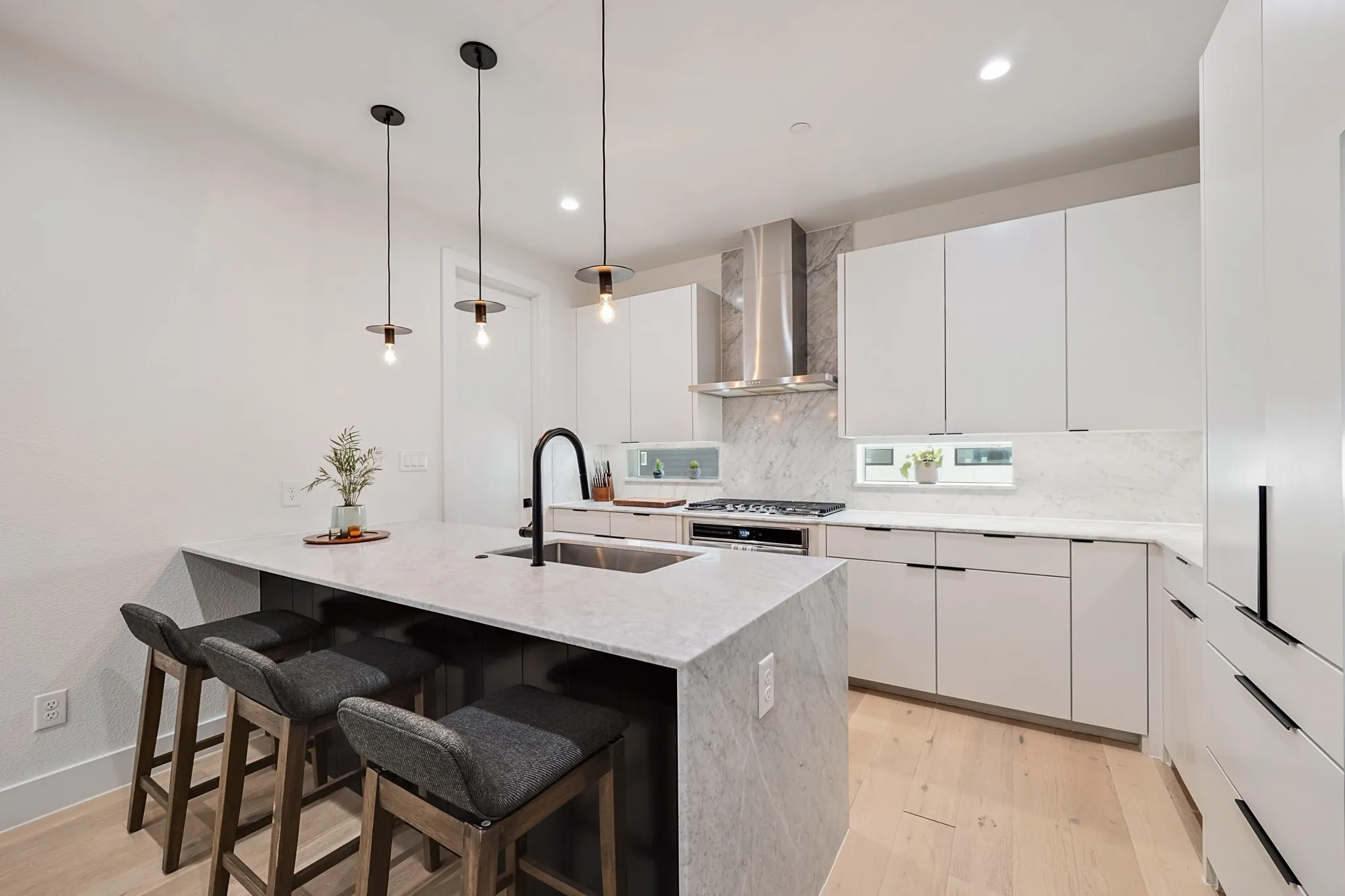 Townhouse For Sale in Dallas County , 1141 N Madison Avenue 105, Dallas, Texas 75208, 2 Bedroom, 3 Bathroom, 2 Garage spaces, 1,627 Sqft, built in 2022, mls#21358039, Real Estate Agent in Dallas, Homes For Sale in Dallas county, Homes For Sale in Dallas, Realtor in Dallas Texas, Real Estate Brokerage Independent Realty Texas, Luminita Cordes Realtor